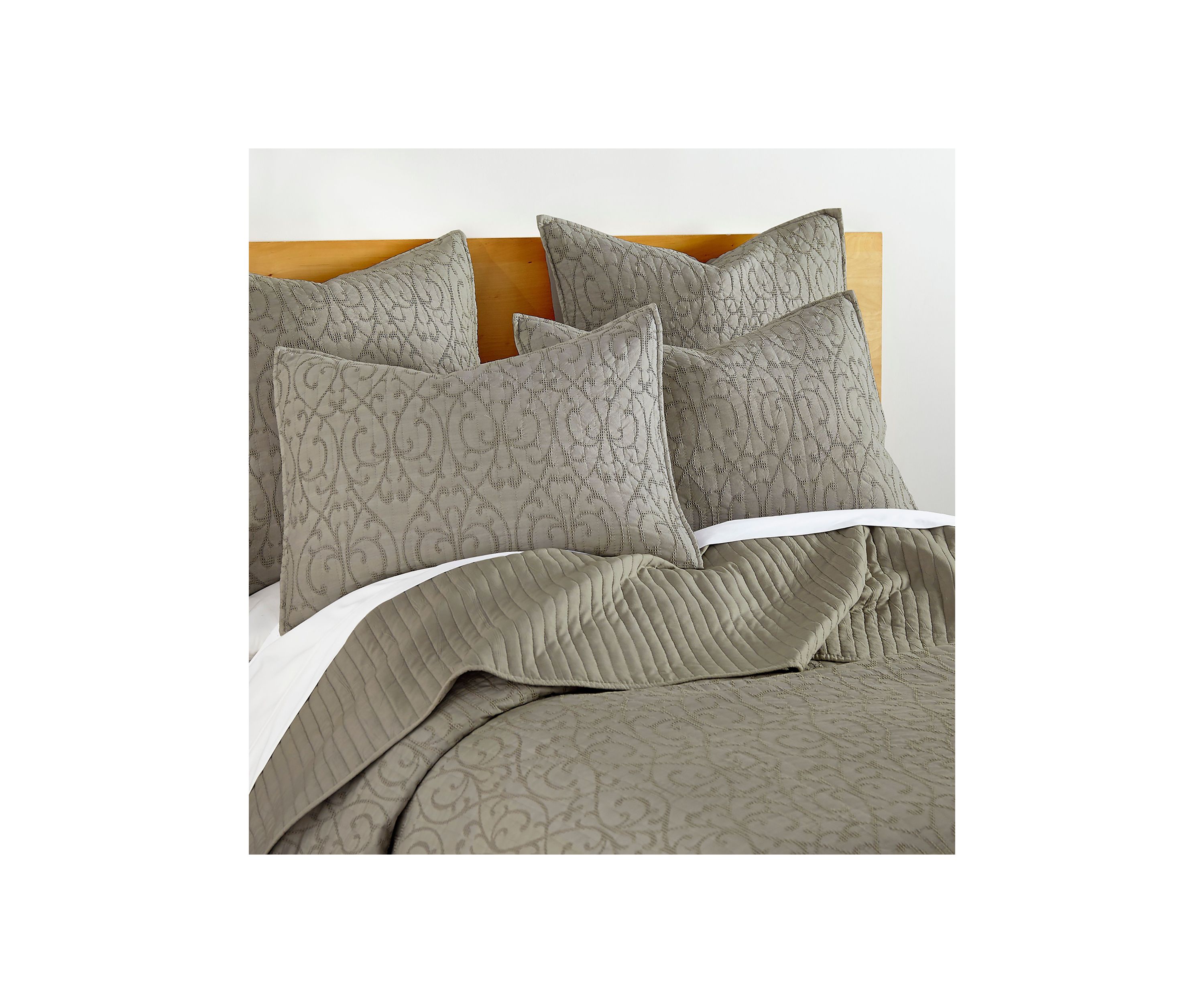 Beckett Cream Quilt Set