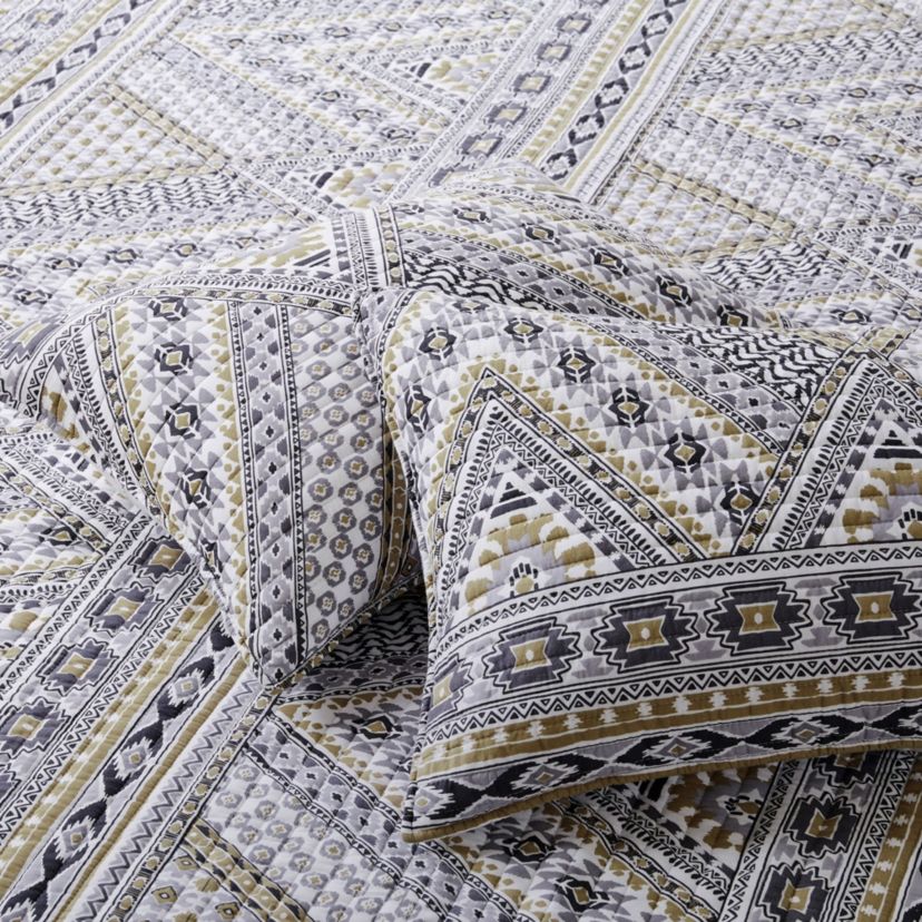 Etrada Twin Quilt Set