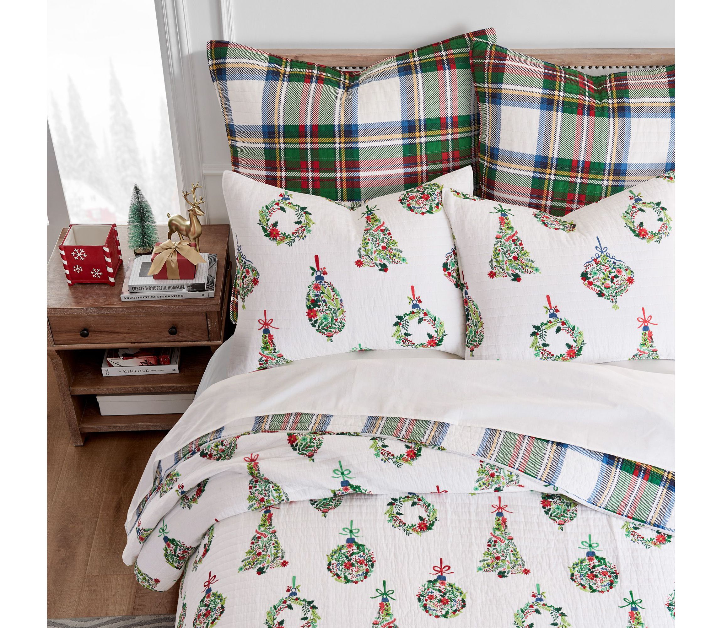 Festive Baubles Quilt Set