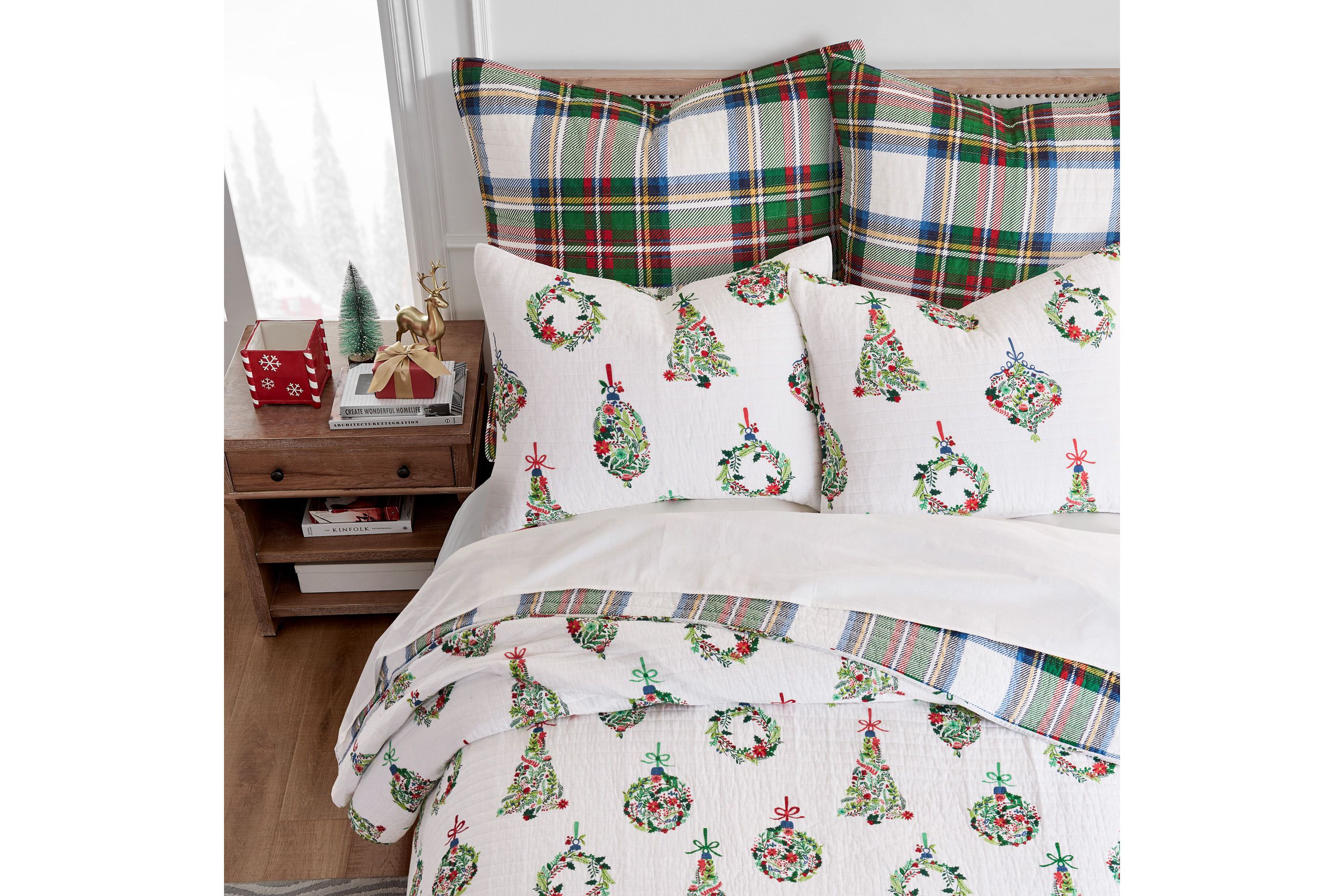 Festive Baubles Quilt Set