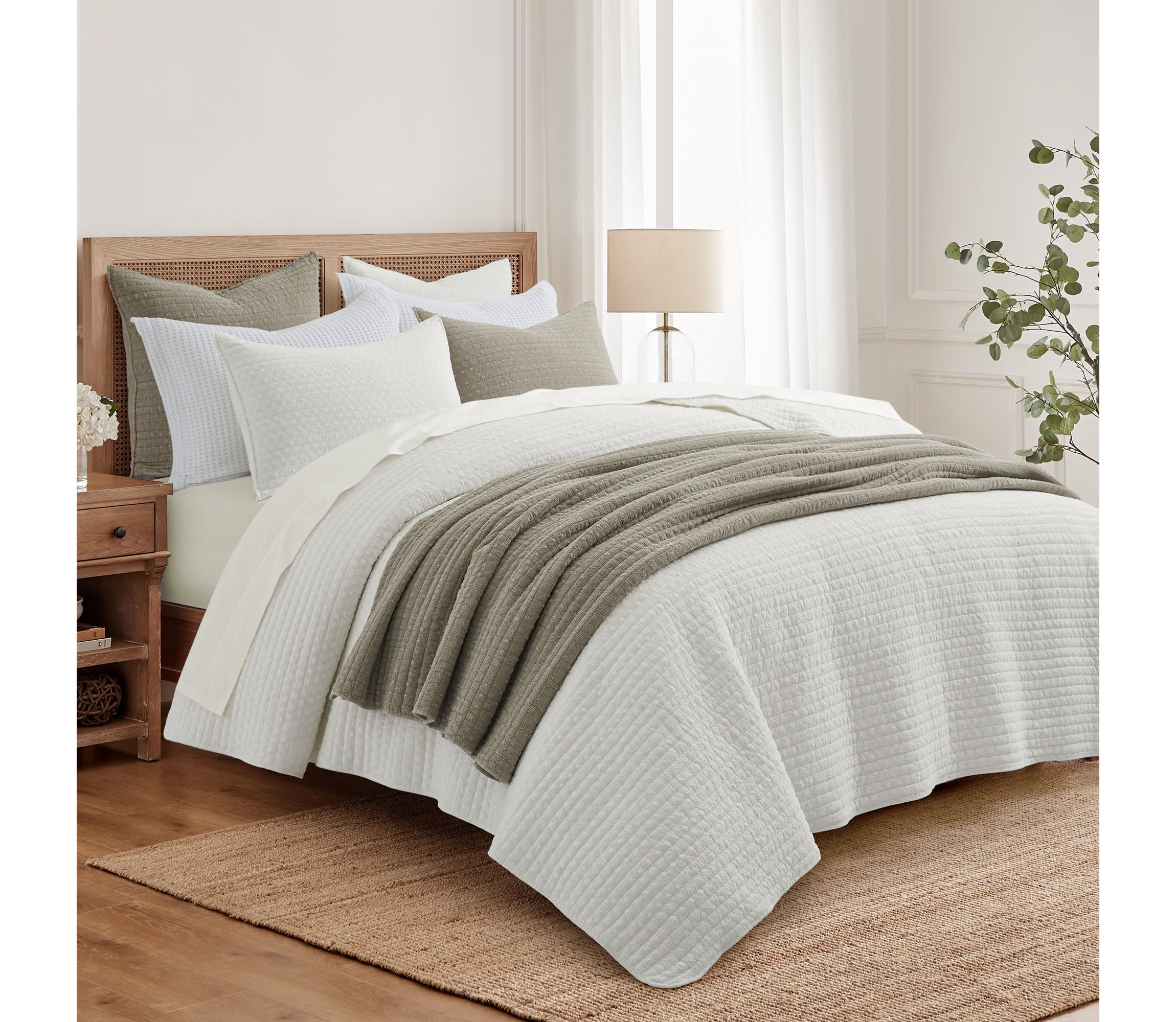 Eyelet Quilt Set