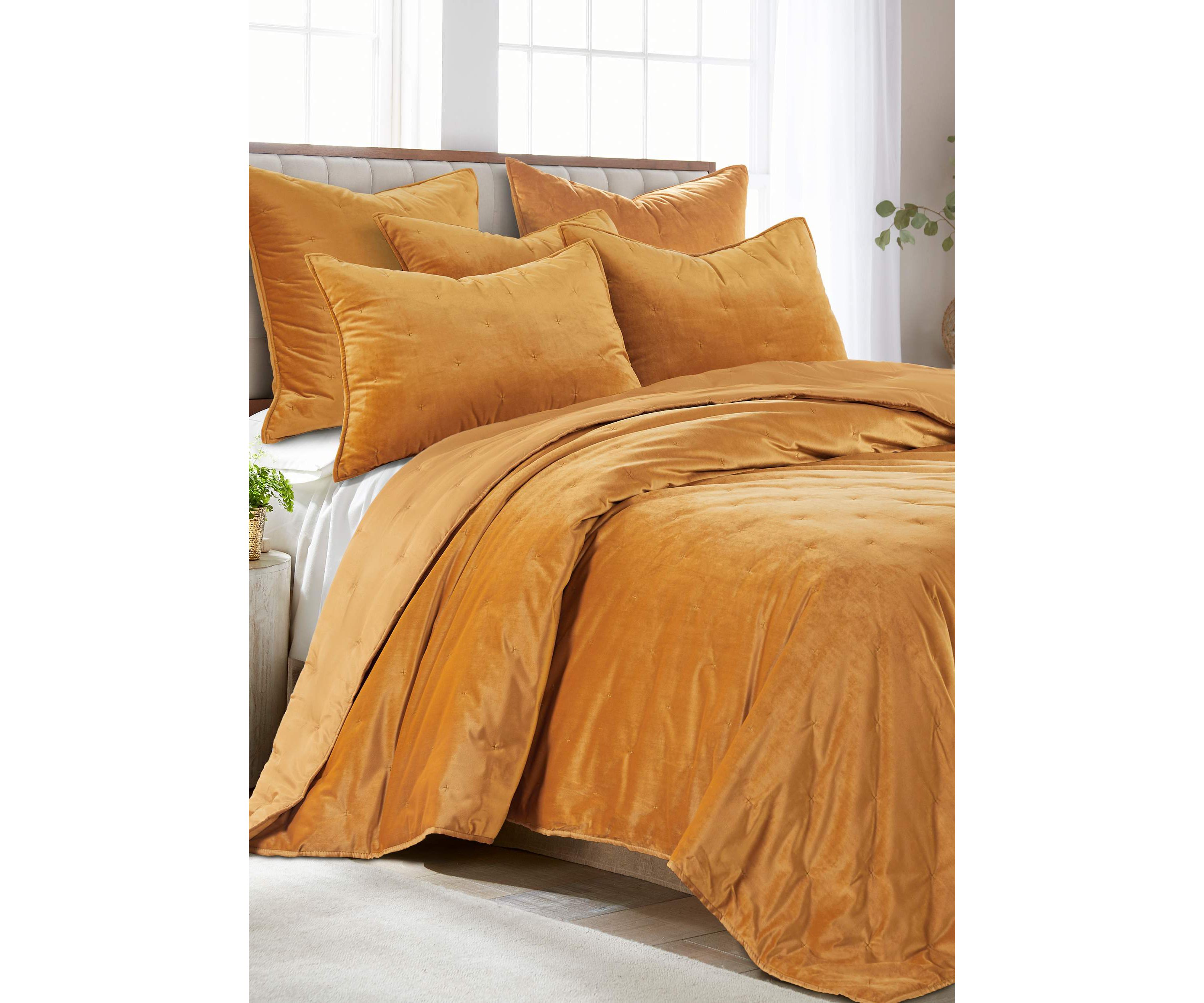 BH Calabria Velvet Ochre Twin Quilt