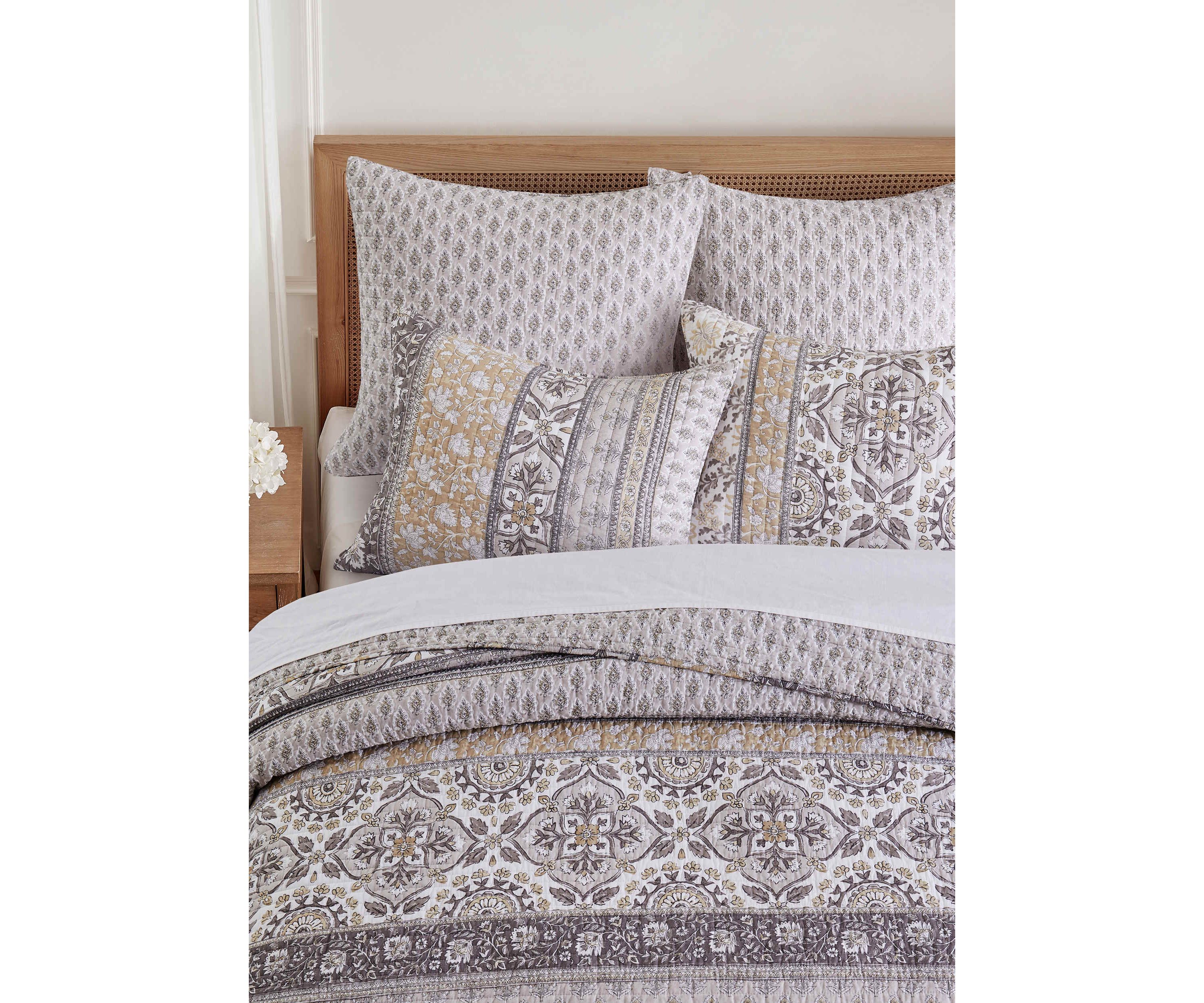 Lirelle Quilt Set