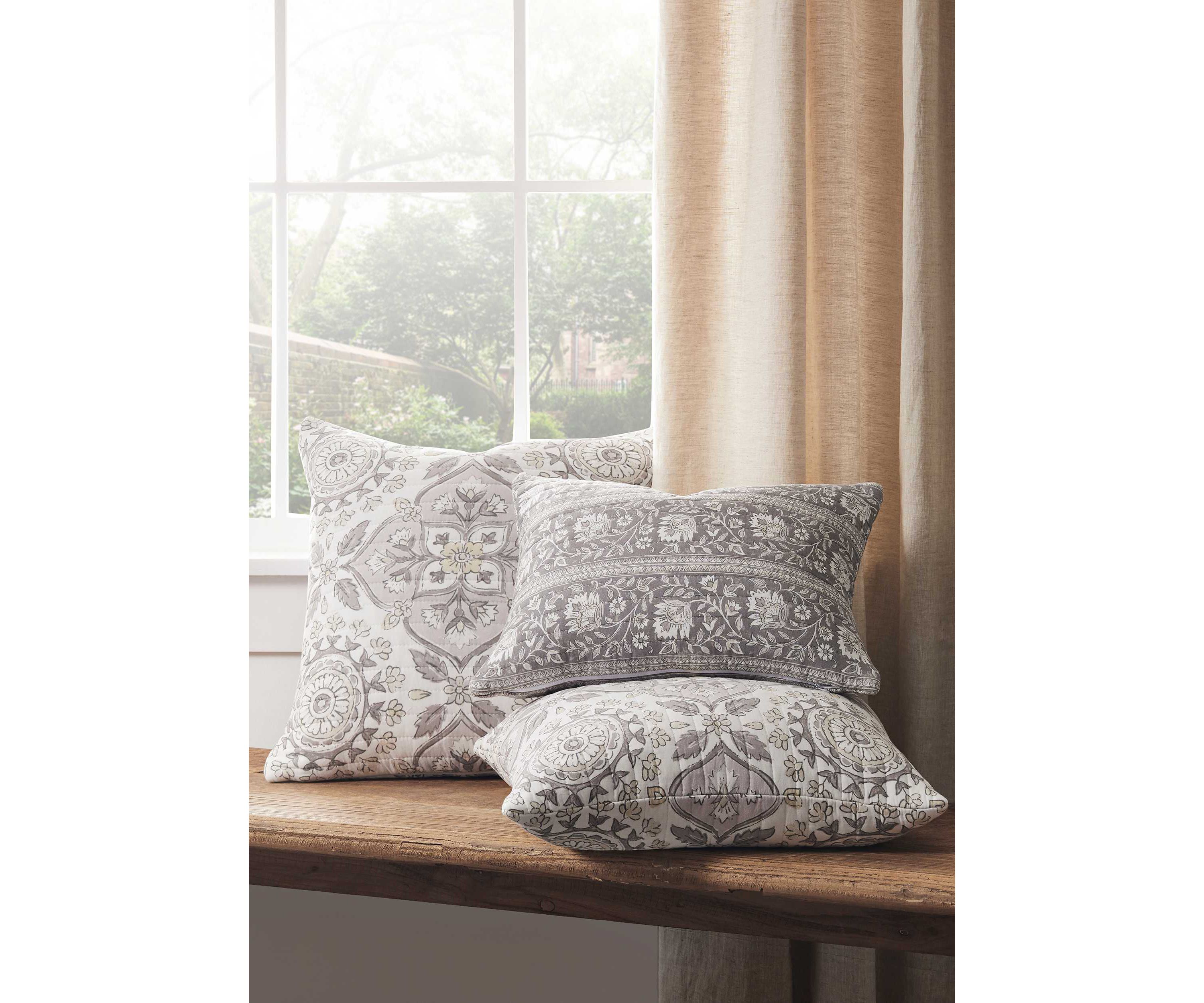 Lirelle Quilt Set