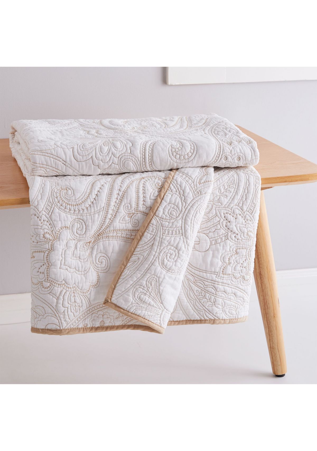 Perla White Quilted Throw
