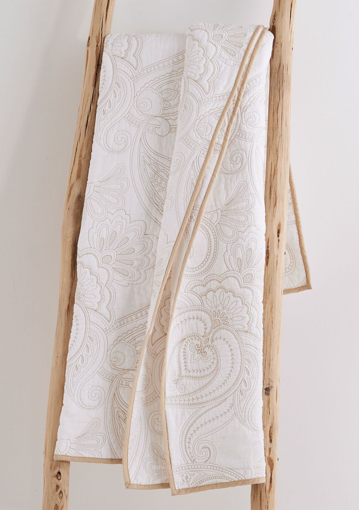 Perla White Quilted Throw