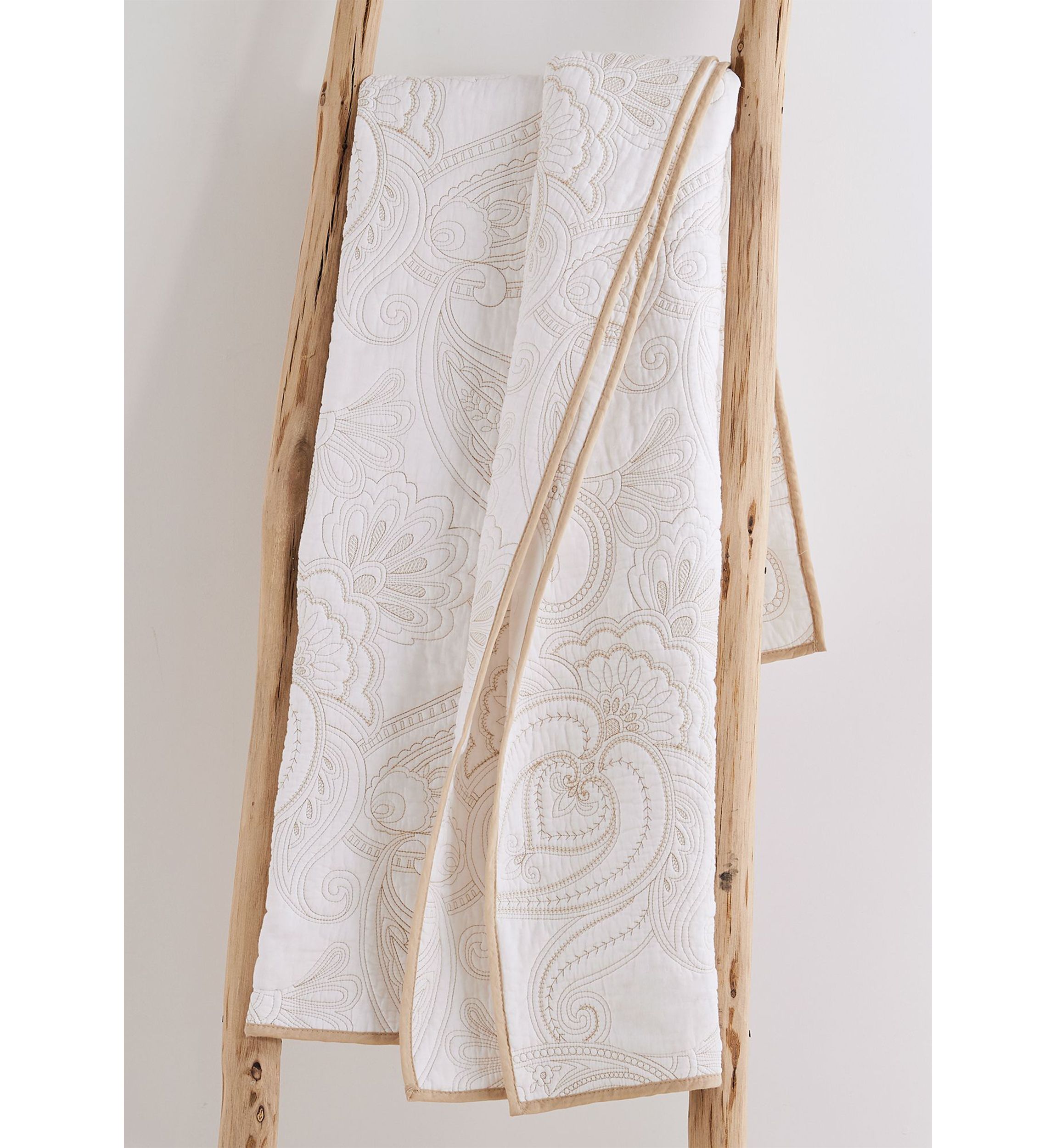 Perla White Quilted Throw