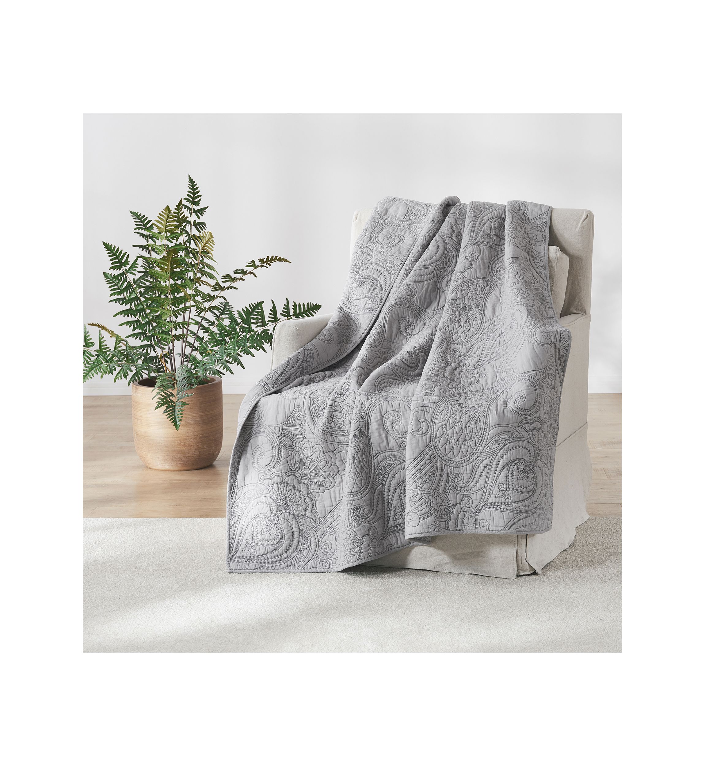 Perla Gray Quilted Throw