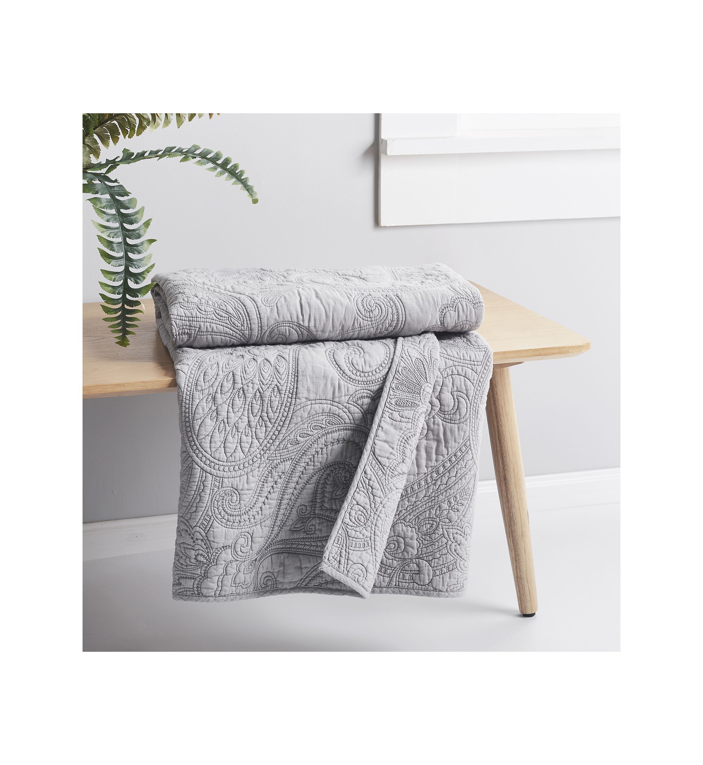 Perla Gray Quilted Throw