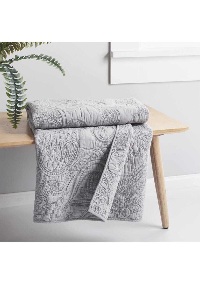 Perla Gray Quilted Throw