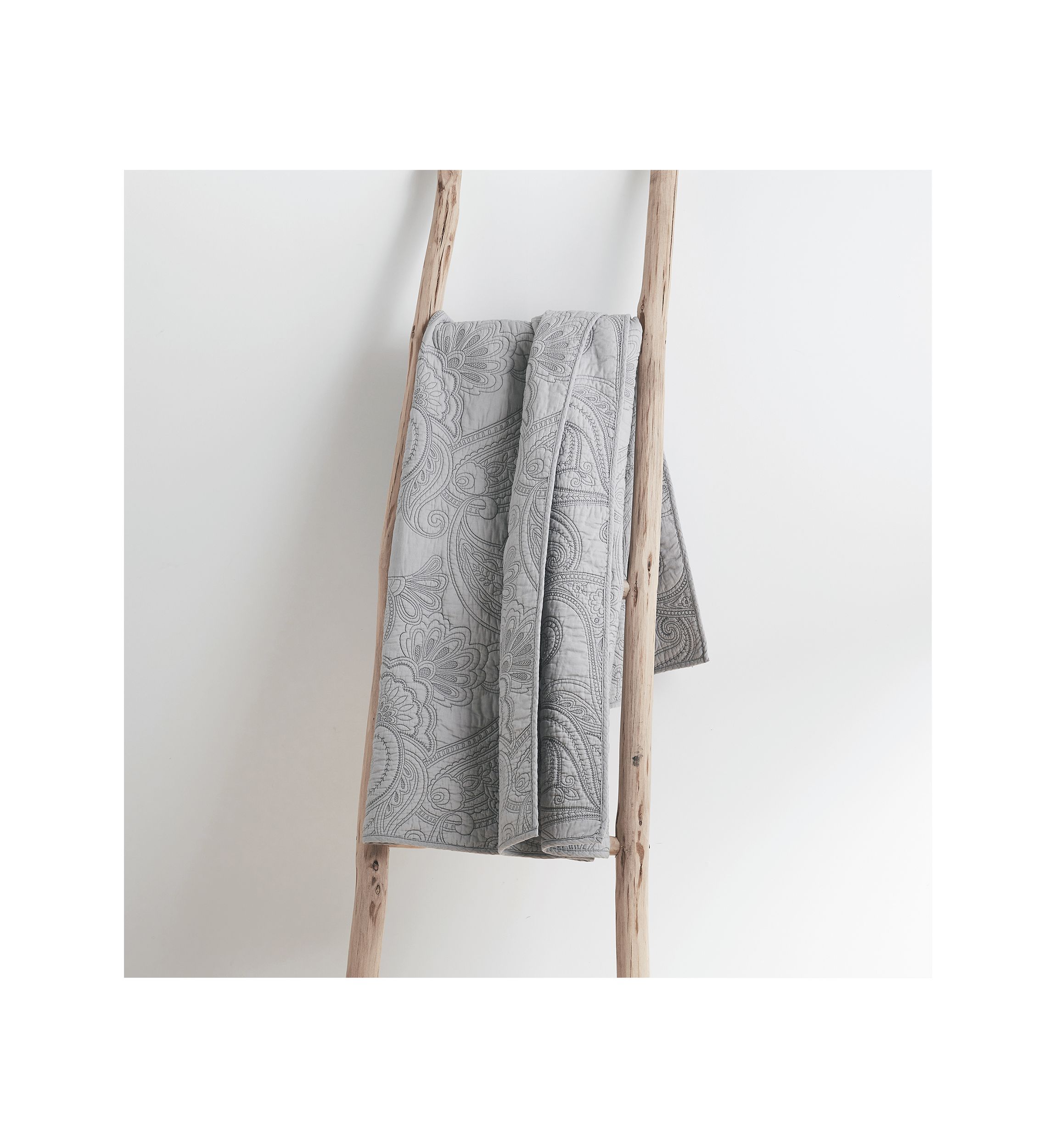 Perla Gray Quilted Throw