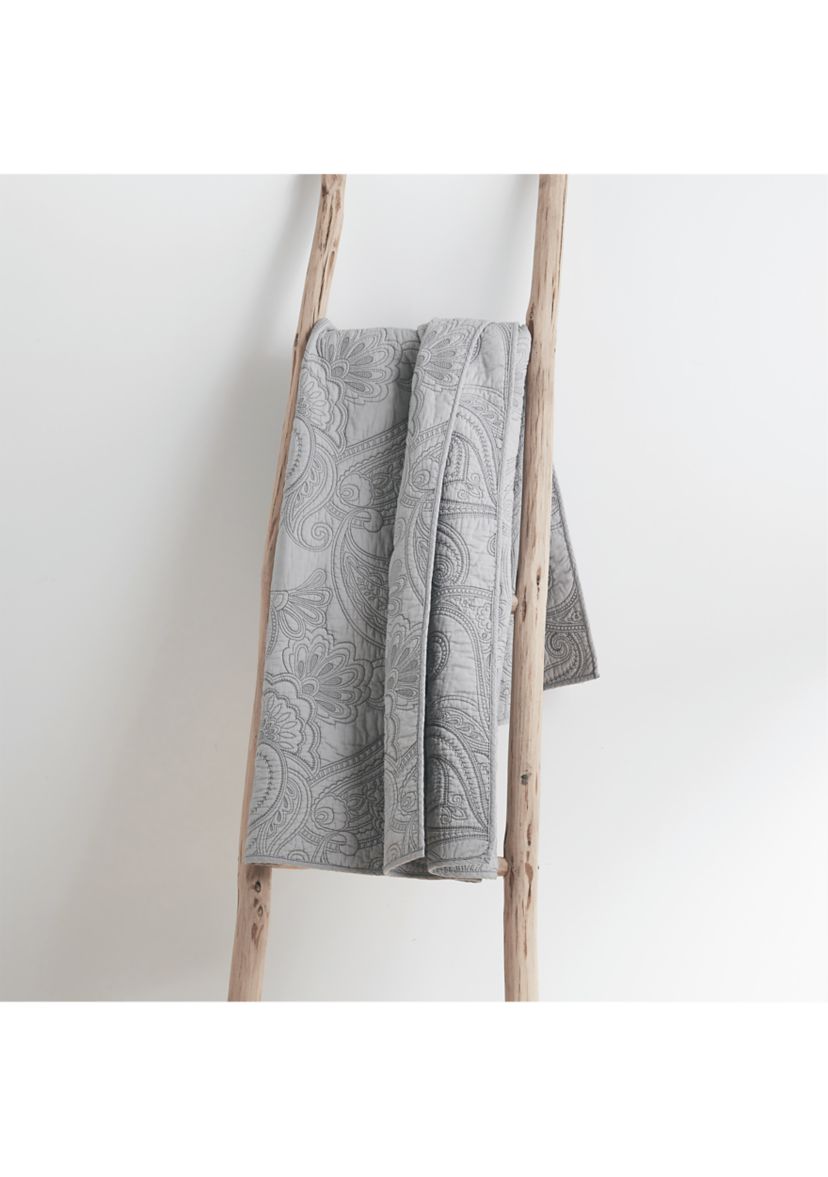 Perla Gray Quilted Throw