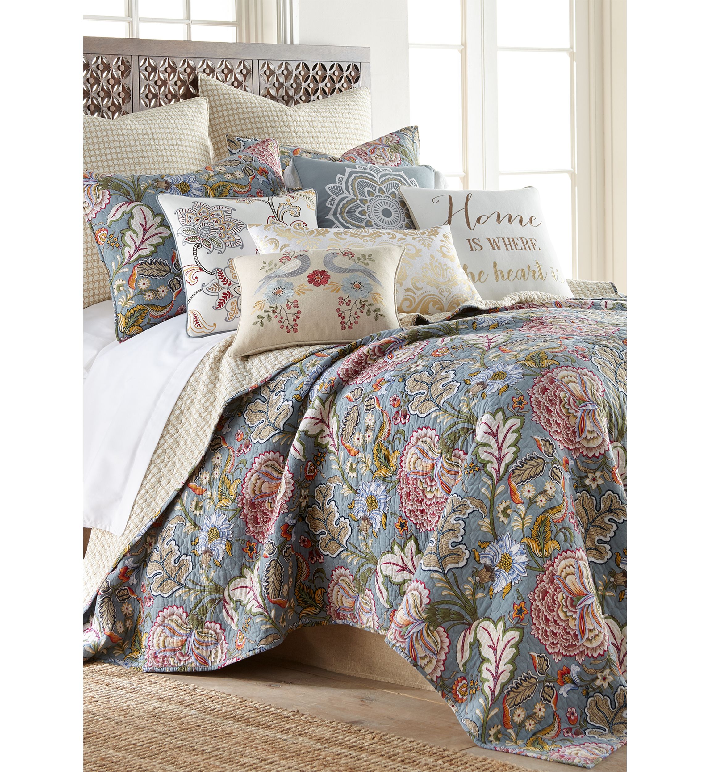  Angelina Linen Medallion Tassel Pillow