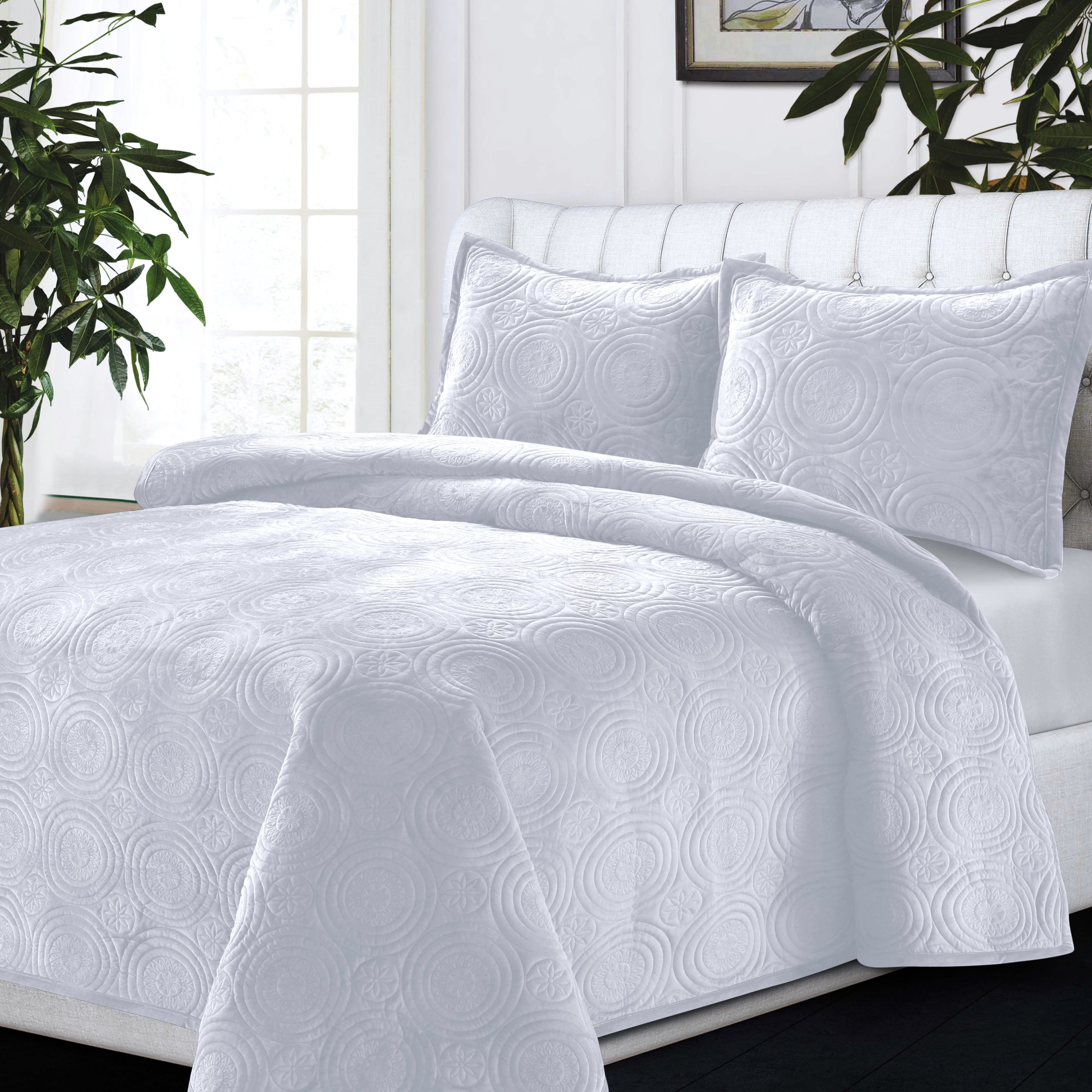 Capri Medallion Oversized Velvet Quilt Set