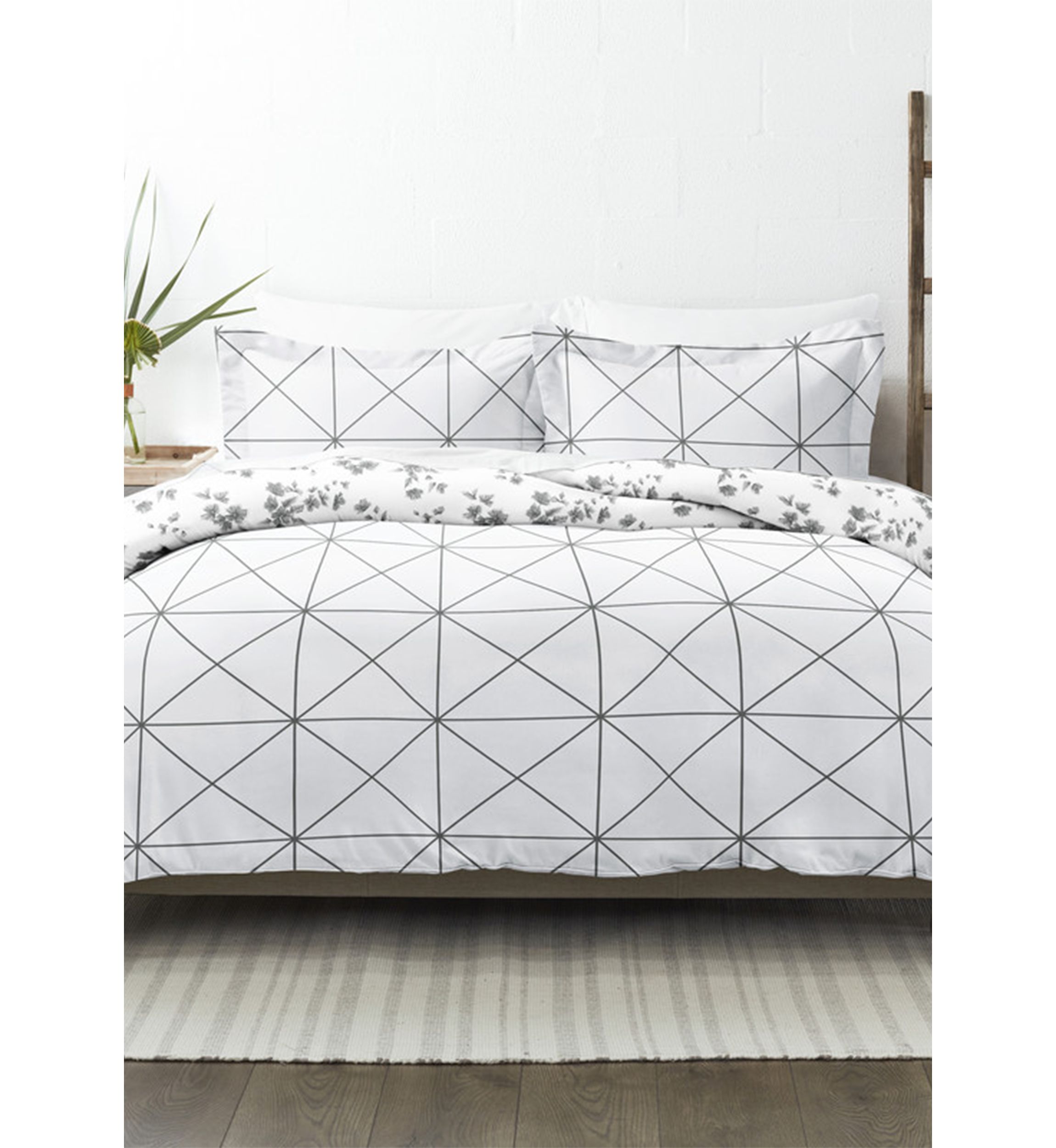 Premium Ultra Soft Edgy Flowers Pattern 3 Piece Reversible Duvet Cover Set