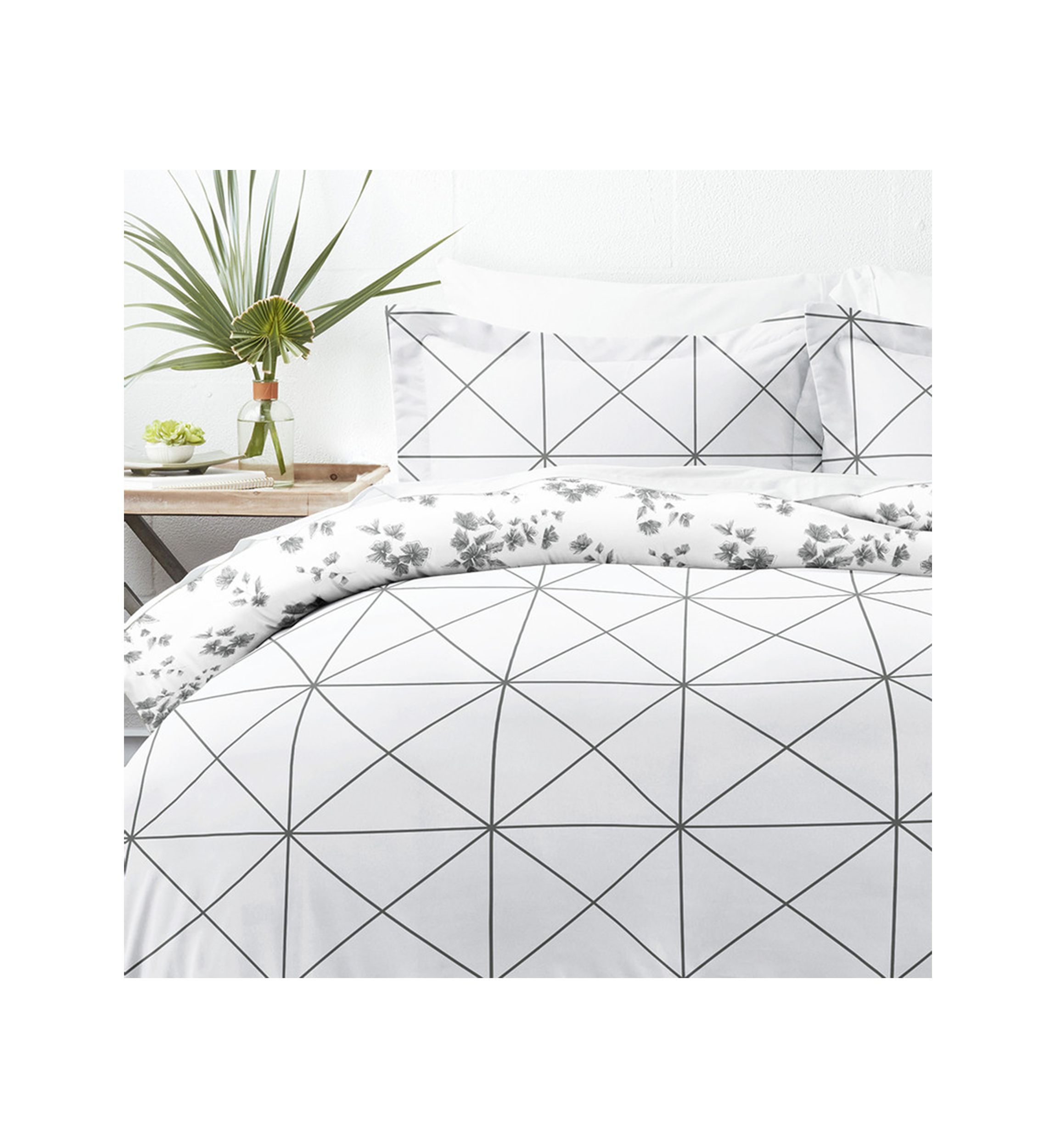 Premium Ultra Soft Edgy Flowers Pattern 3 Piece Reversible Duvet Cover Set