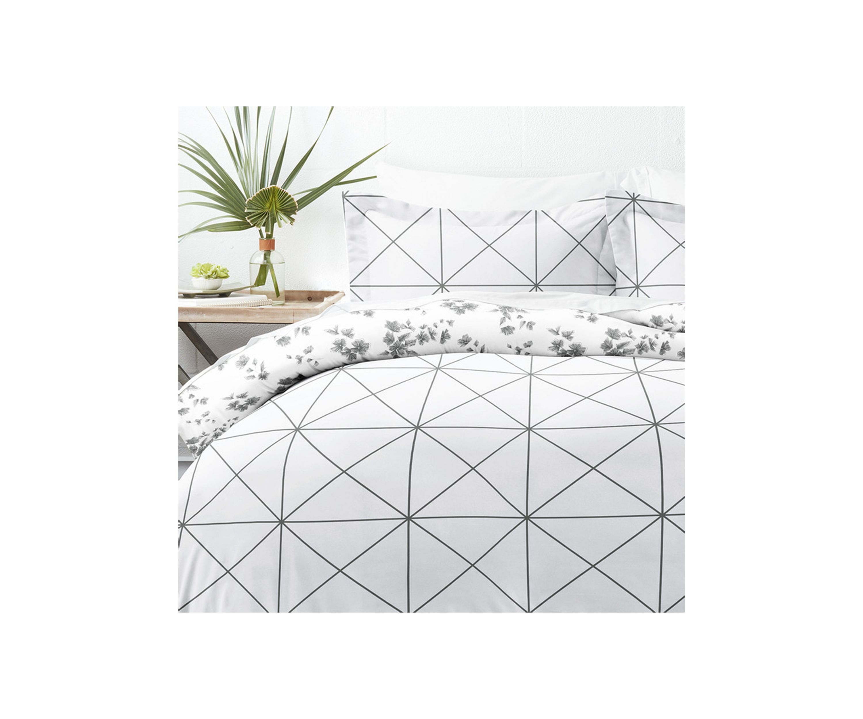 Premium Ultra Soft Edgy Flowers Pattern 3 Piece Reversible Duvet Cover Set
