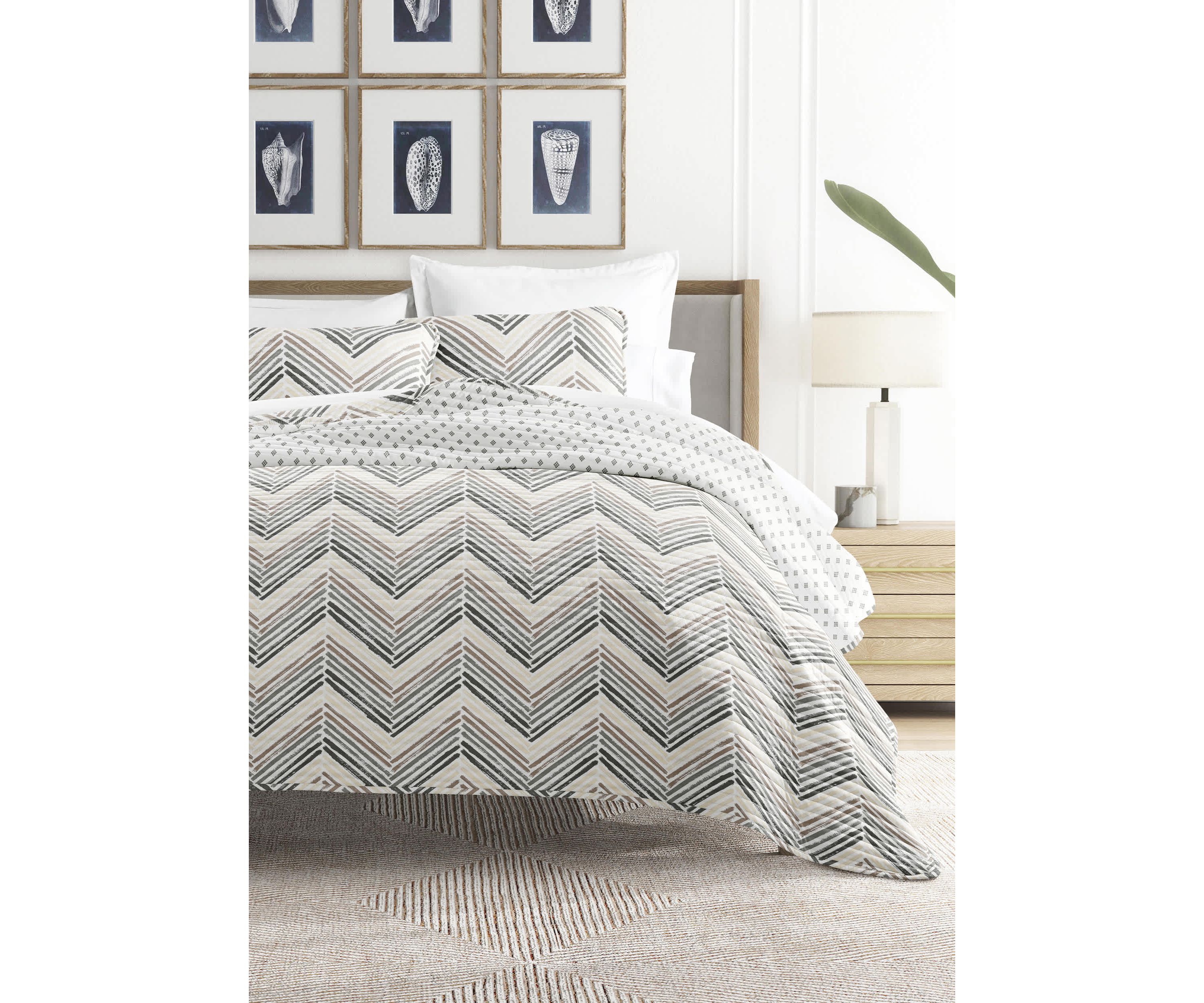 Ultra Soft Microfiber Reversible Diamond Chevron All Season Quilt Set with Shams