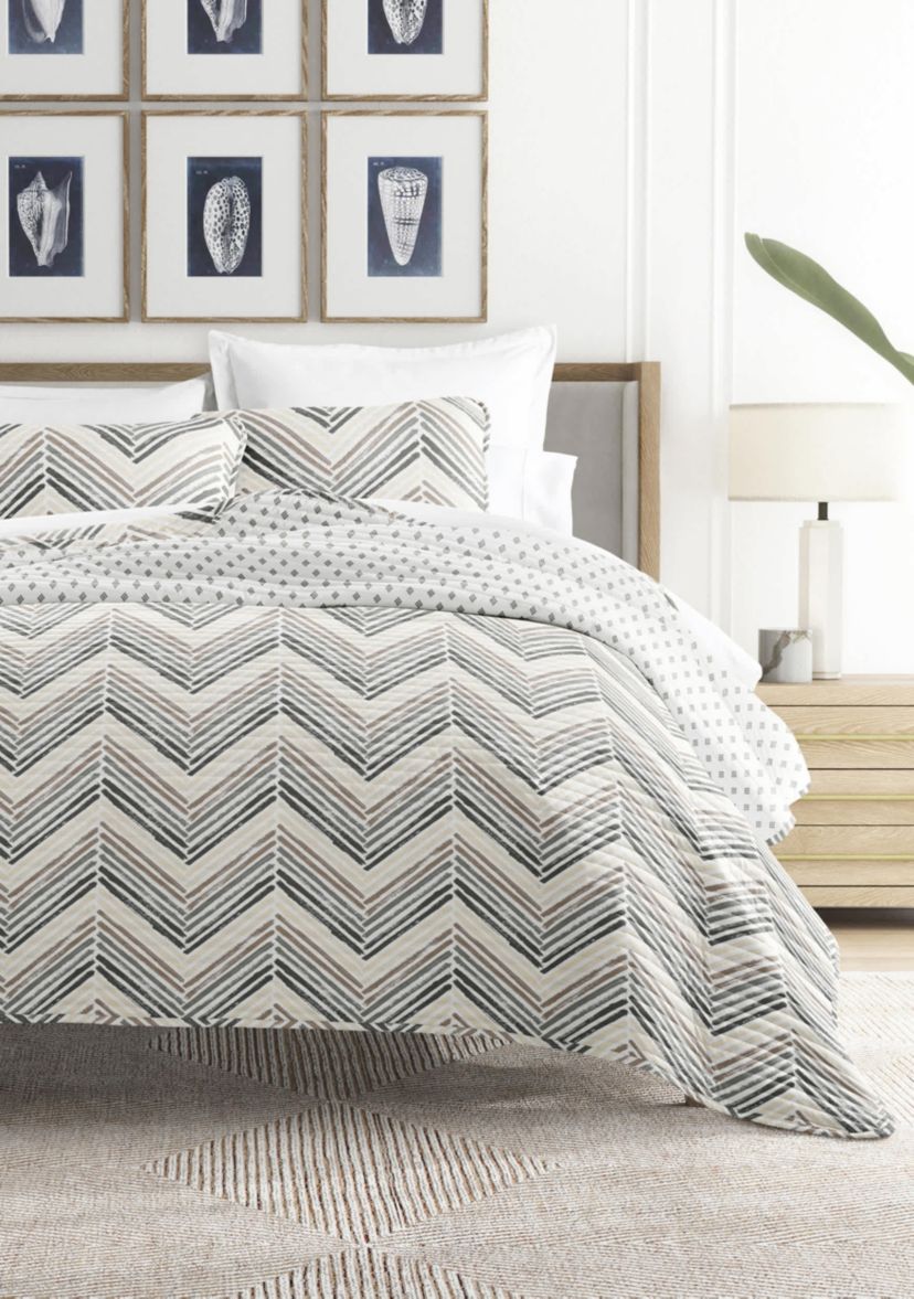 Ultra Soft Microfiber Reversible Diamond Chevron All Season Quilt Set with Shams