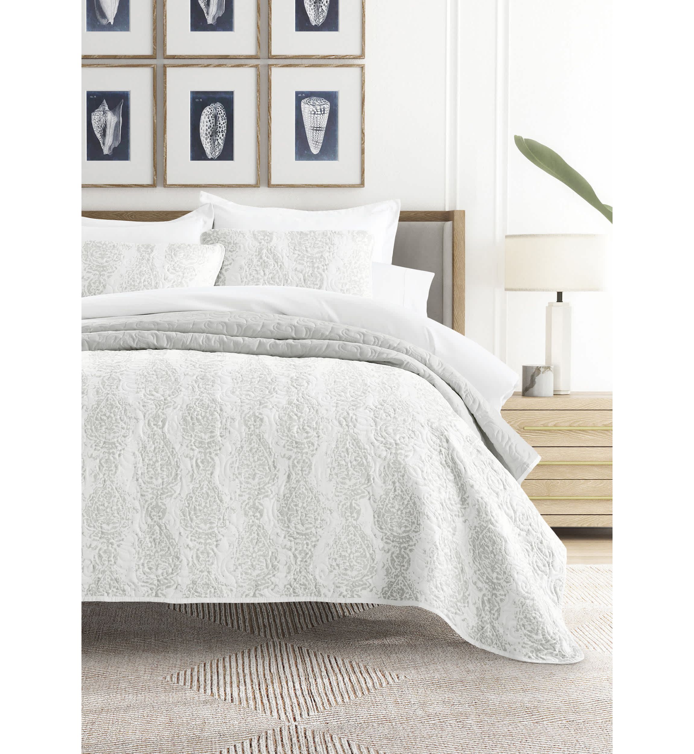 Ultra Soft Microfiber Reversible Distressed Damask All Season Quilt  Set with Shams