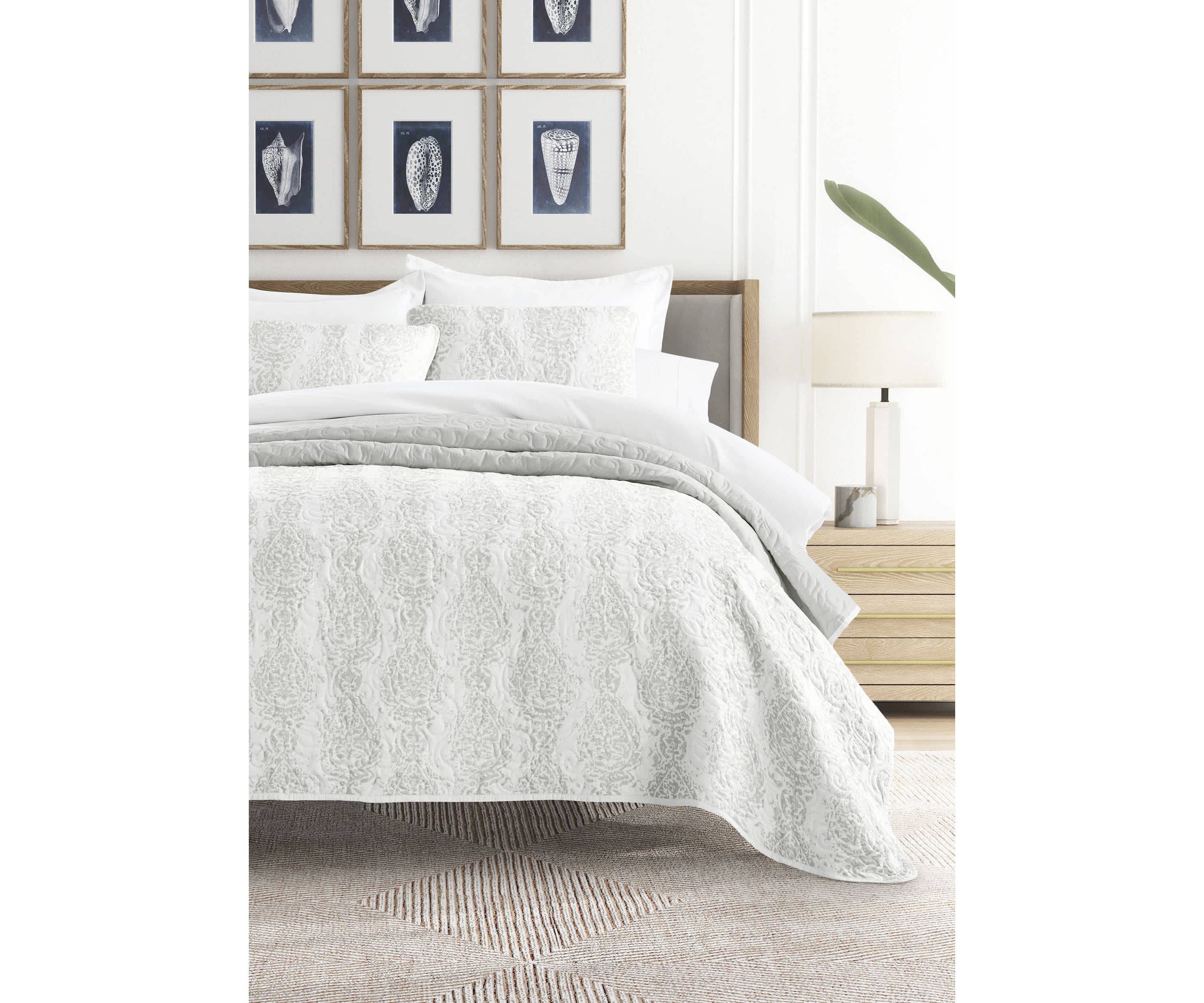 Ultra Soft Microfiber Reversible Distressed Damask All Season Quilt  Set with Shams
