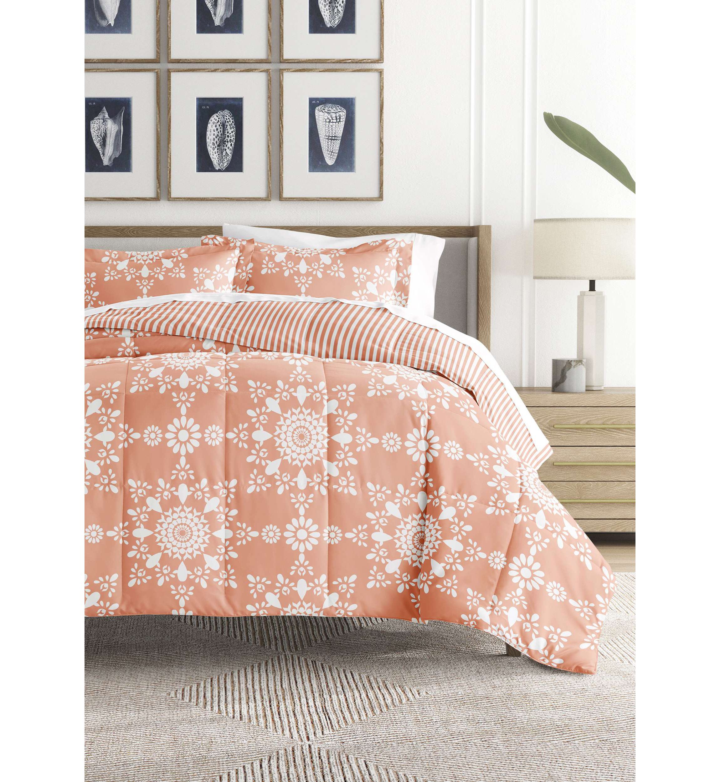 Reversible Daisy Medallion Patterned Microfiber Ultra Soft Down-Alternative Comforter Set