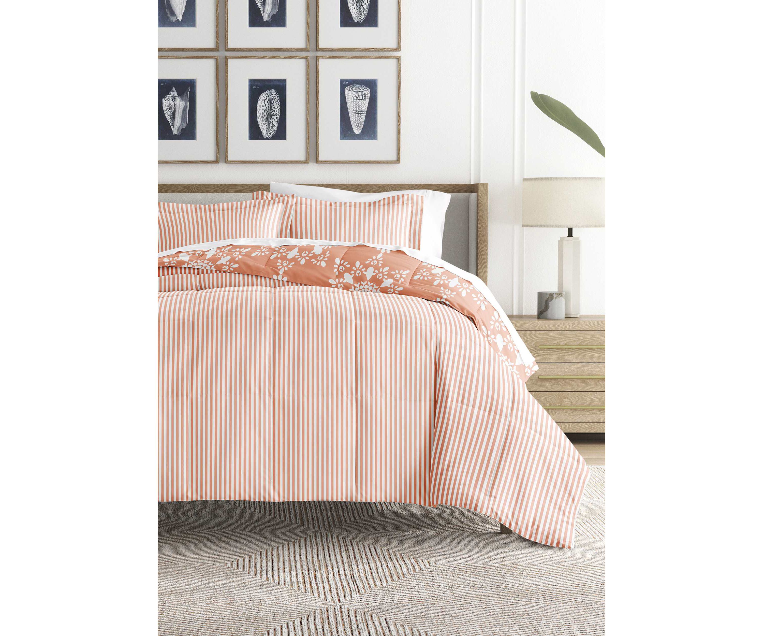 Reversible Daisy Medallion Patterned Microfiber Ultra Soft Down-Alternative Comforter Set