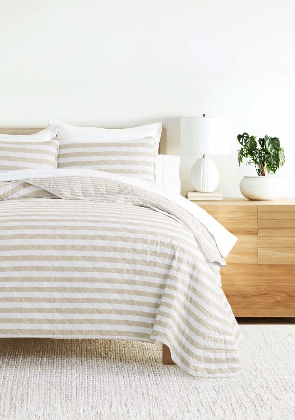 Ultra Soft Microfiber Reversible Classic Stripe All Season Quilt Set with Shams