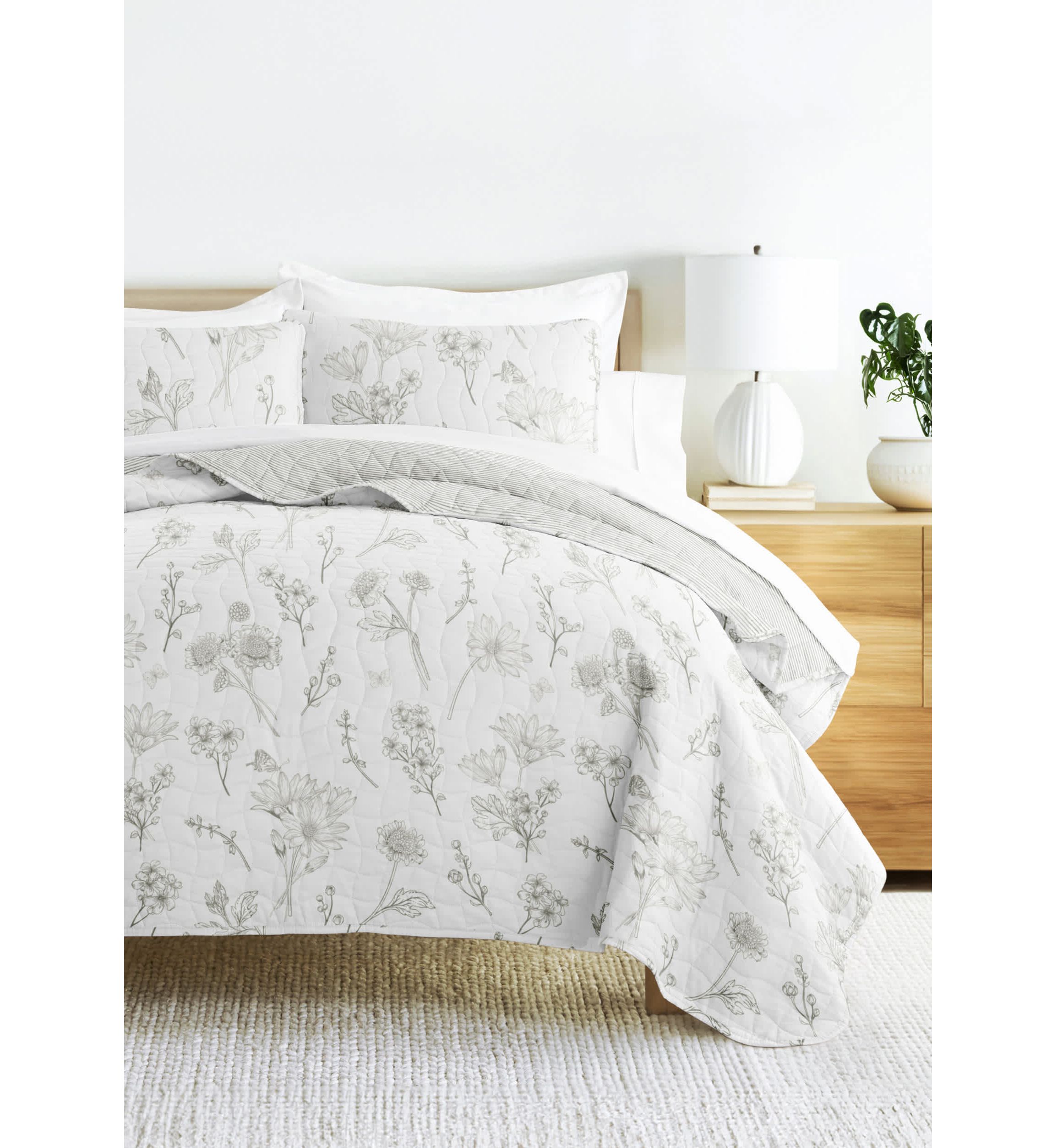 Ultra Soft Microfiber Reversible Blooming Daisy All Season Quilt Set with Shams