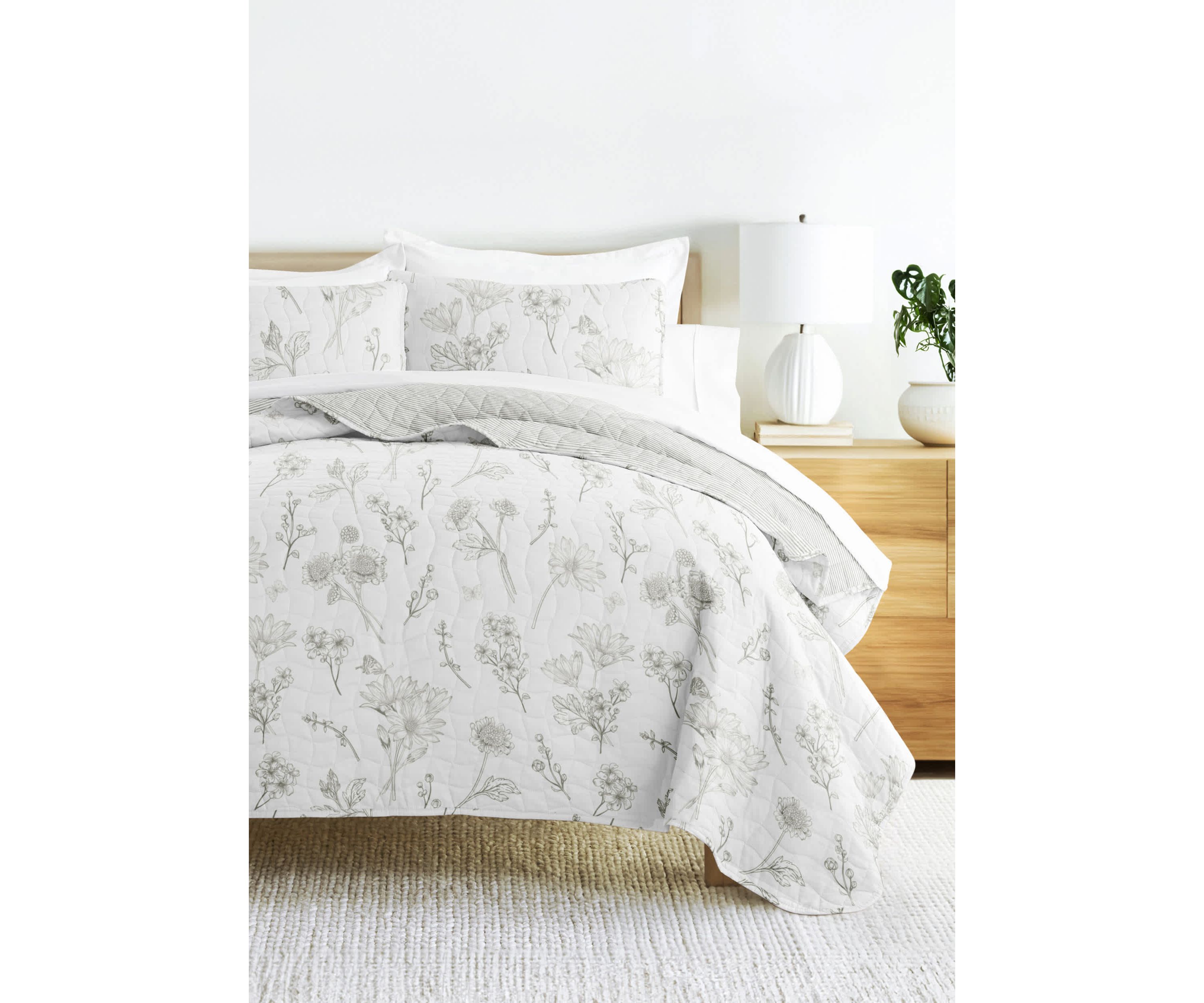 Ultra Soft Microfiber Reversible Blooming Daisy All Season Quilt Set with Shams