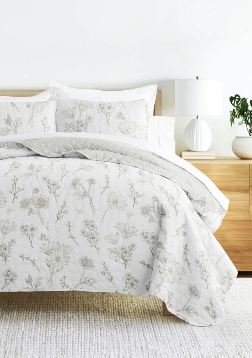 Ultra Soft Microfiber Reversible Blooming Daisy All Season Quilt Set with Shams