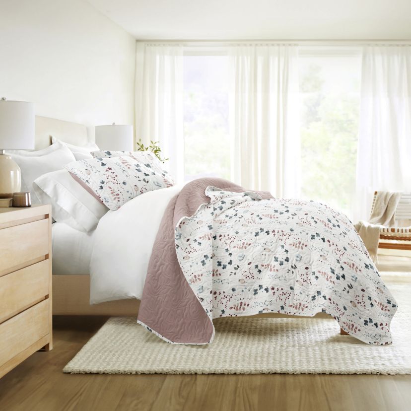 Ultra Soft Microfiber Reversible Poppy Bloom All Season Quilt Set with Shams
