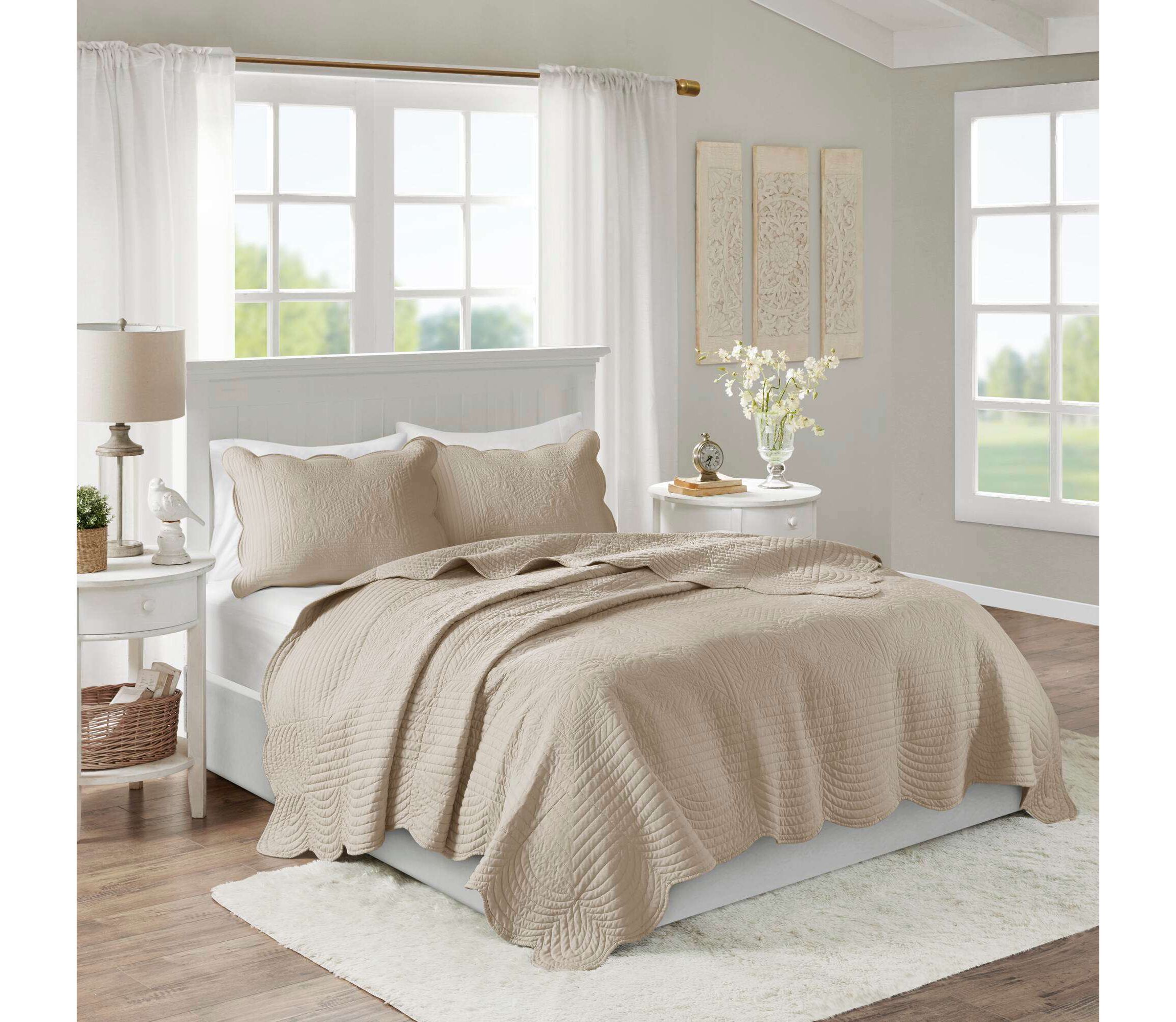 Tuscany 3 Piece Reversible Scalloped Edge Quilt Set
