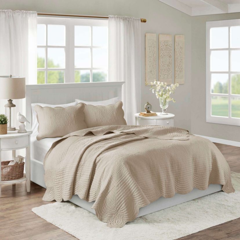 Tuscany 3 Piece Reversible Scalloped Edge Quilt Set