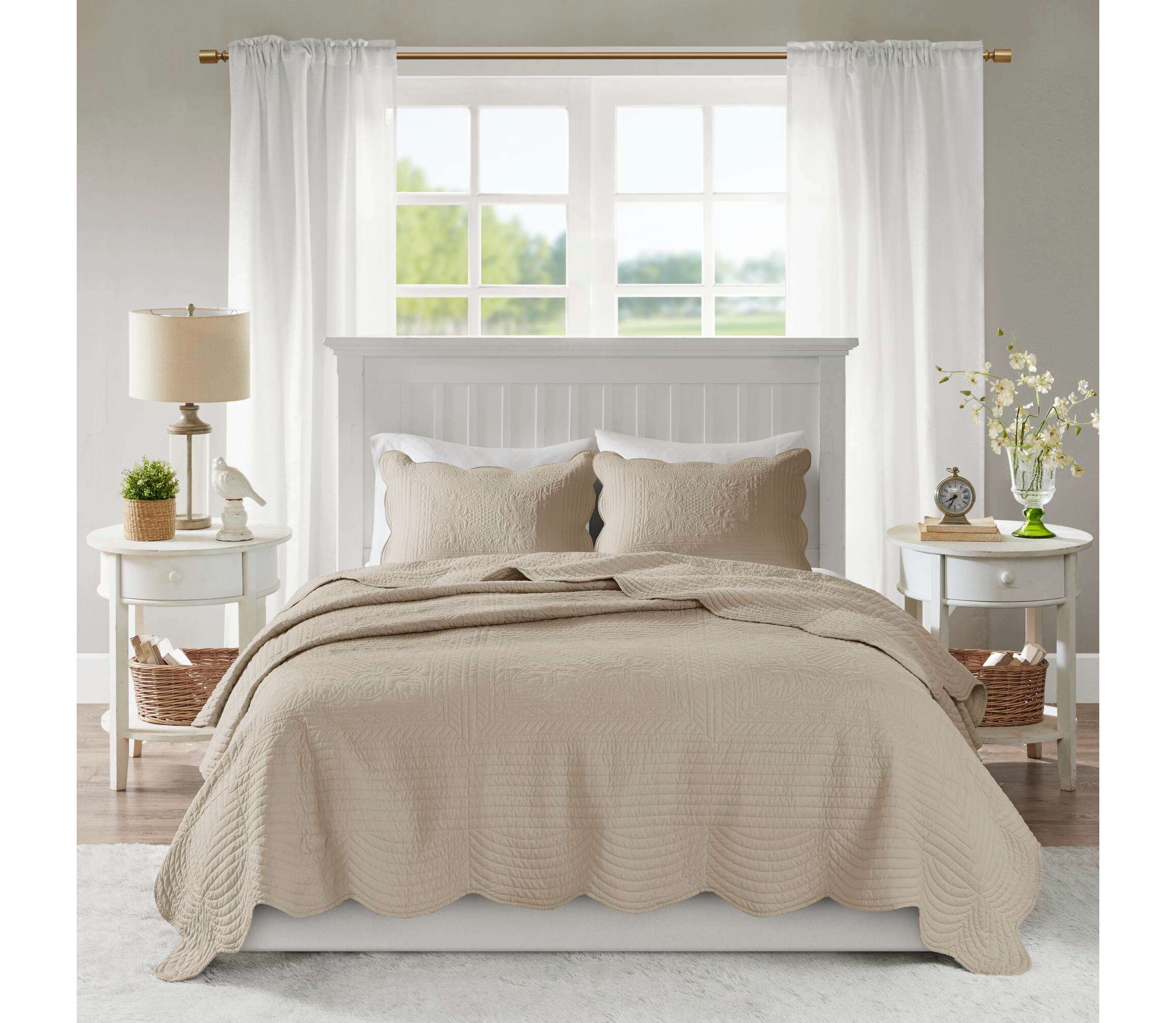 Tuscany 3 Piece Reversible Scalloped Edge Quilt Set