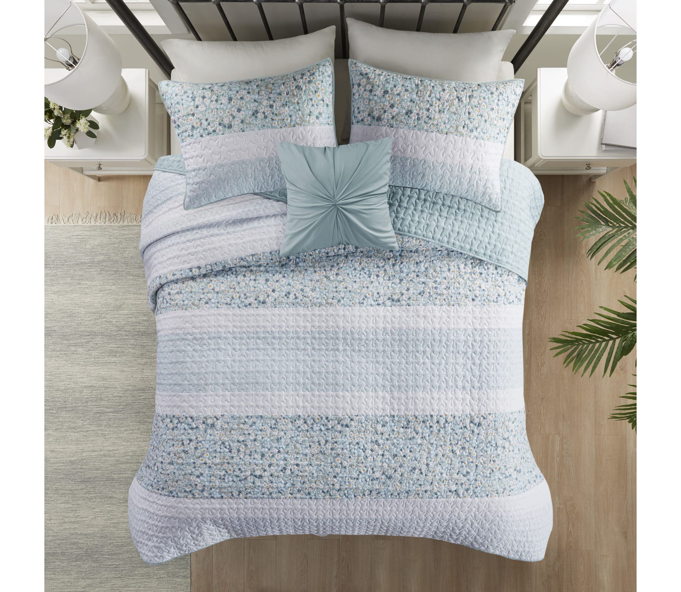Caralie 4 Piece Seersucker Quilt Set with Throw Pillow
