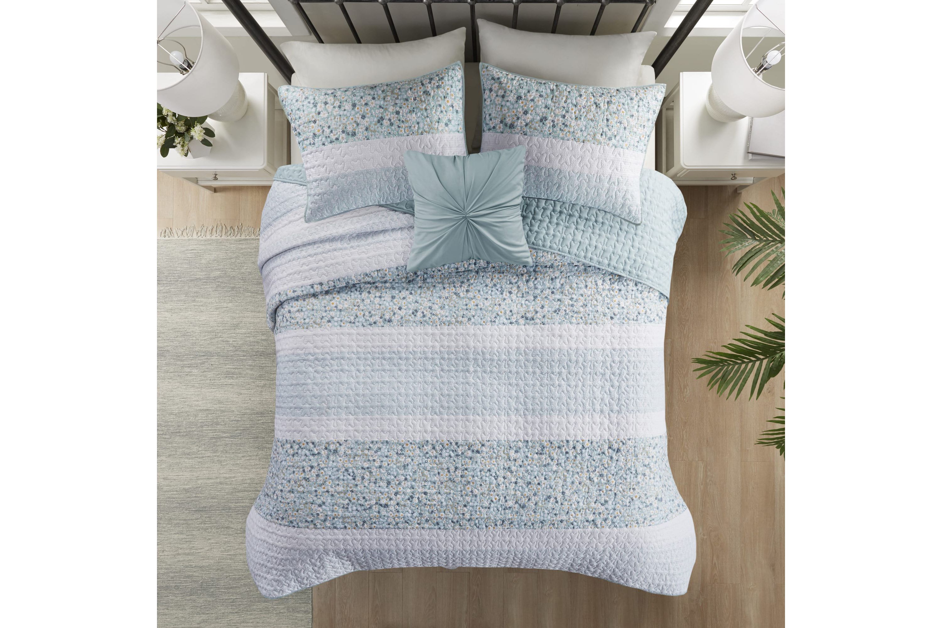 Caralie 4 Piece Seersucker Quilt Set with Throw Pillow