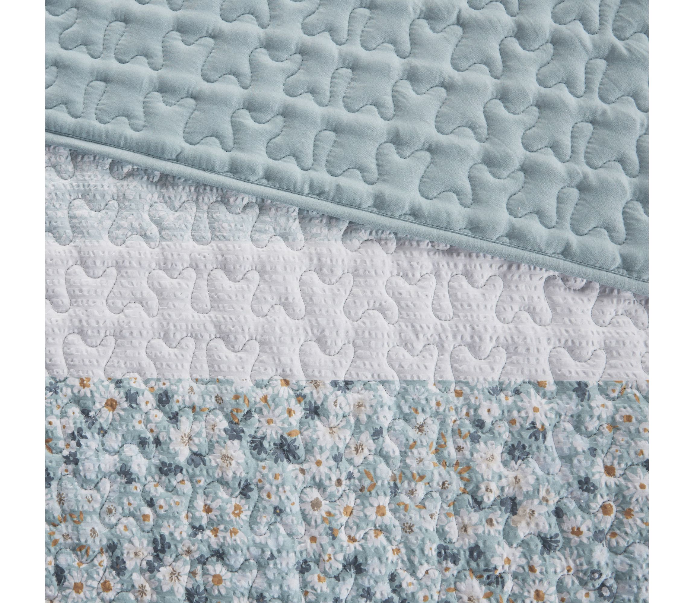 Caralie 4 Piece Seersucker Quilt Set with Throw Pillow