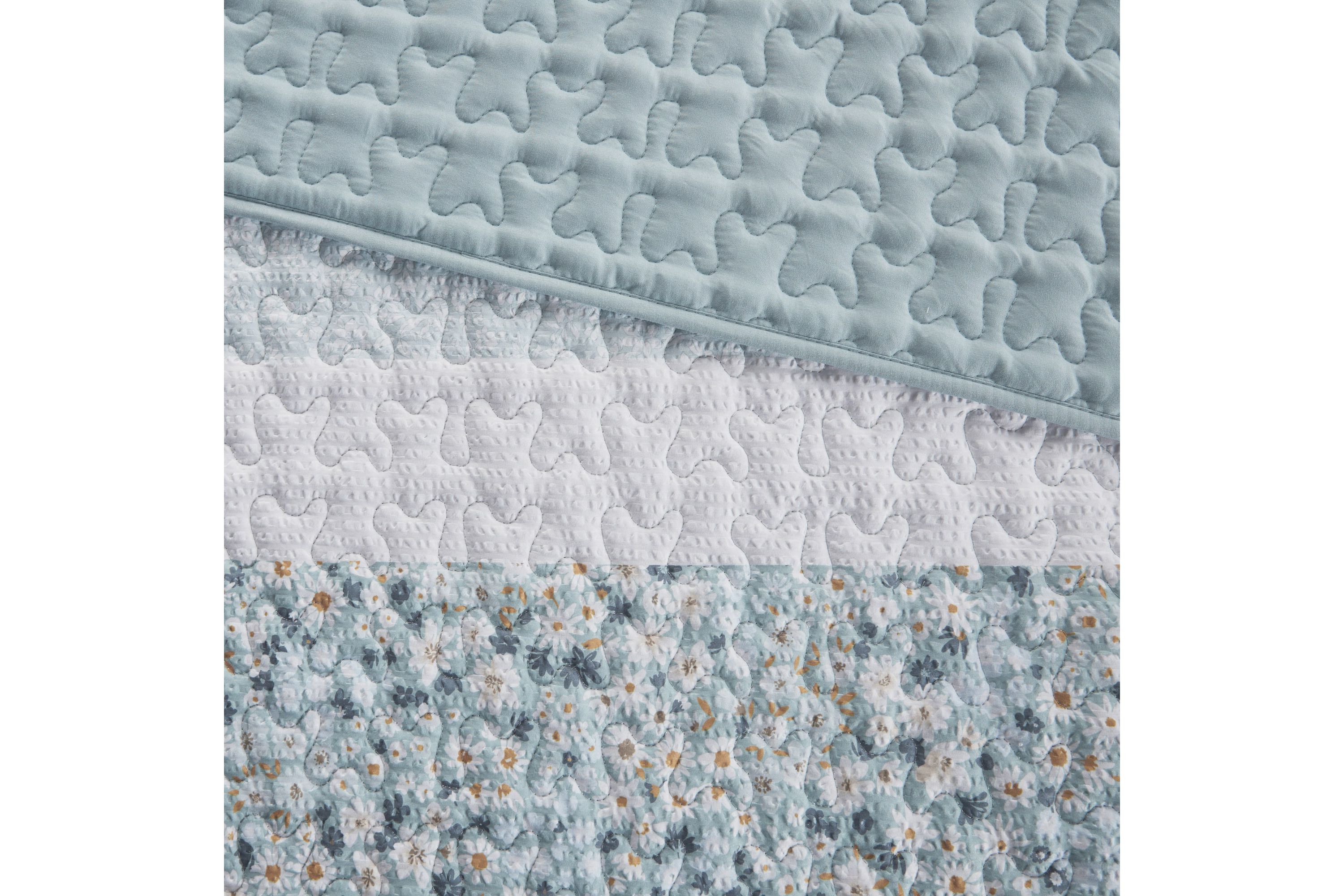 Caralie 4 Piece Seersucker Quilt Set with Throw Pillow