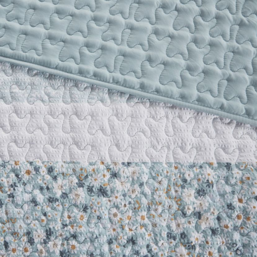 Caralie 4 Piece Seersucker Quilt Set with Throw Pillow
