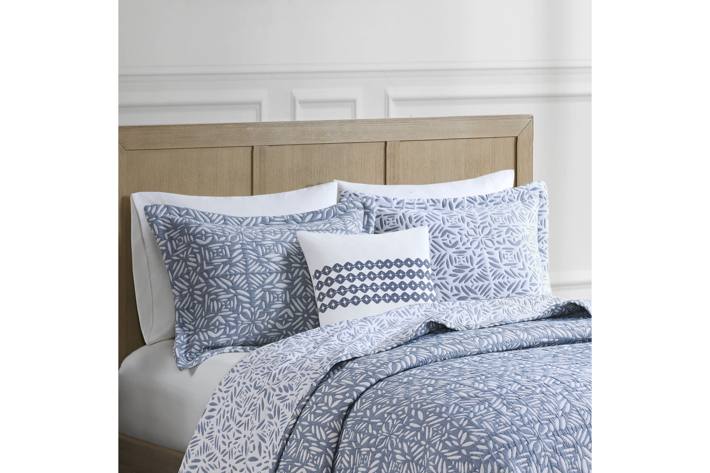 Harmony 4 Piece Oversized Reversible Matelasse Quilt Set with Throw Pillow