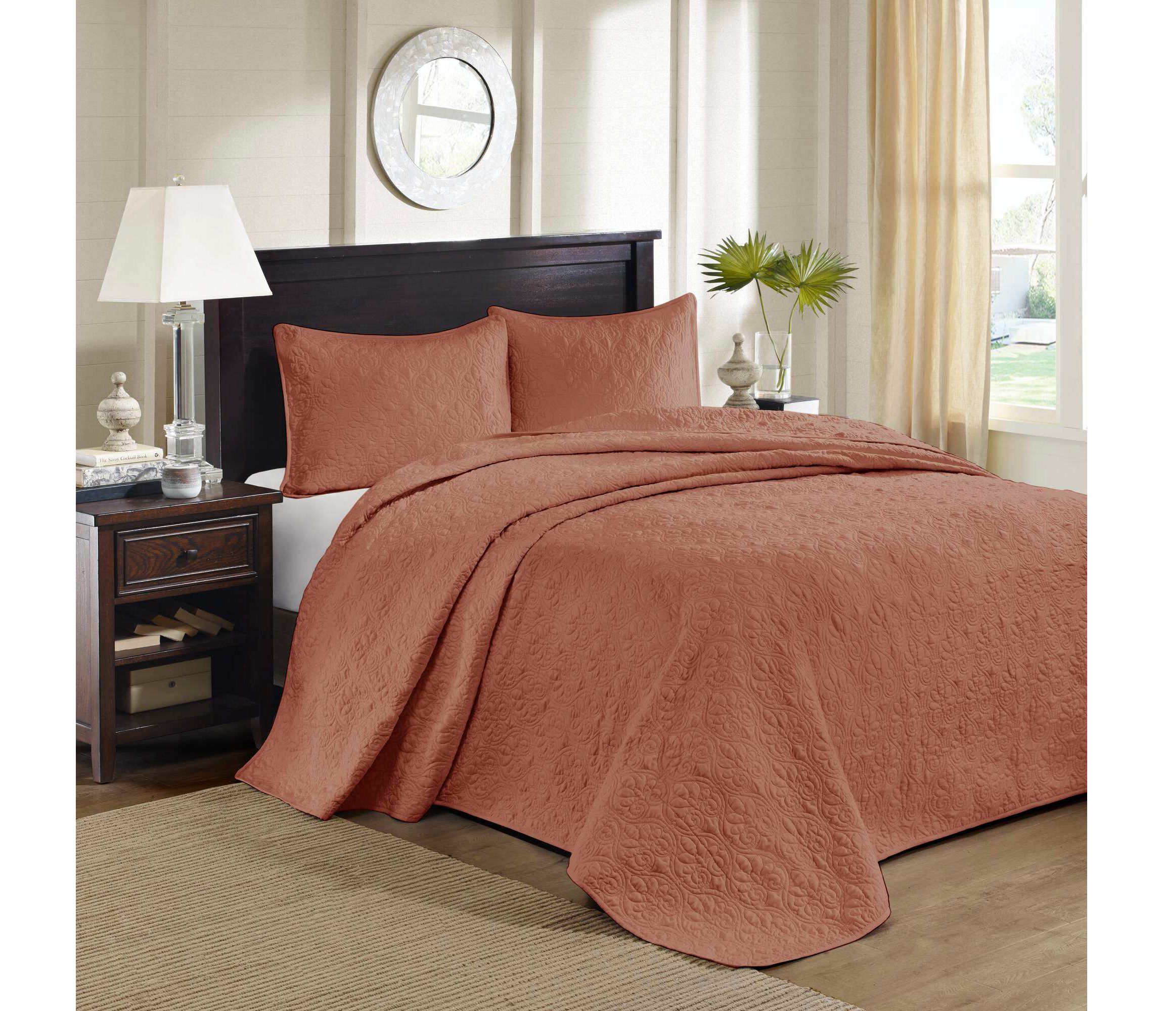 Quebec 3 Piece Reversible Quilt Set