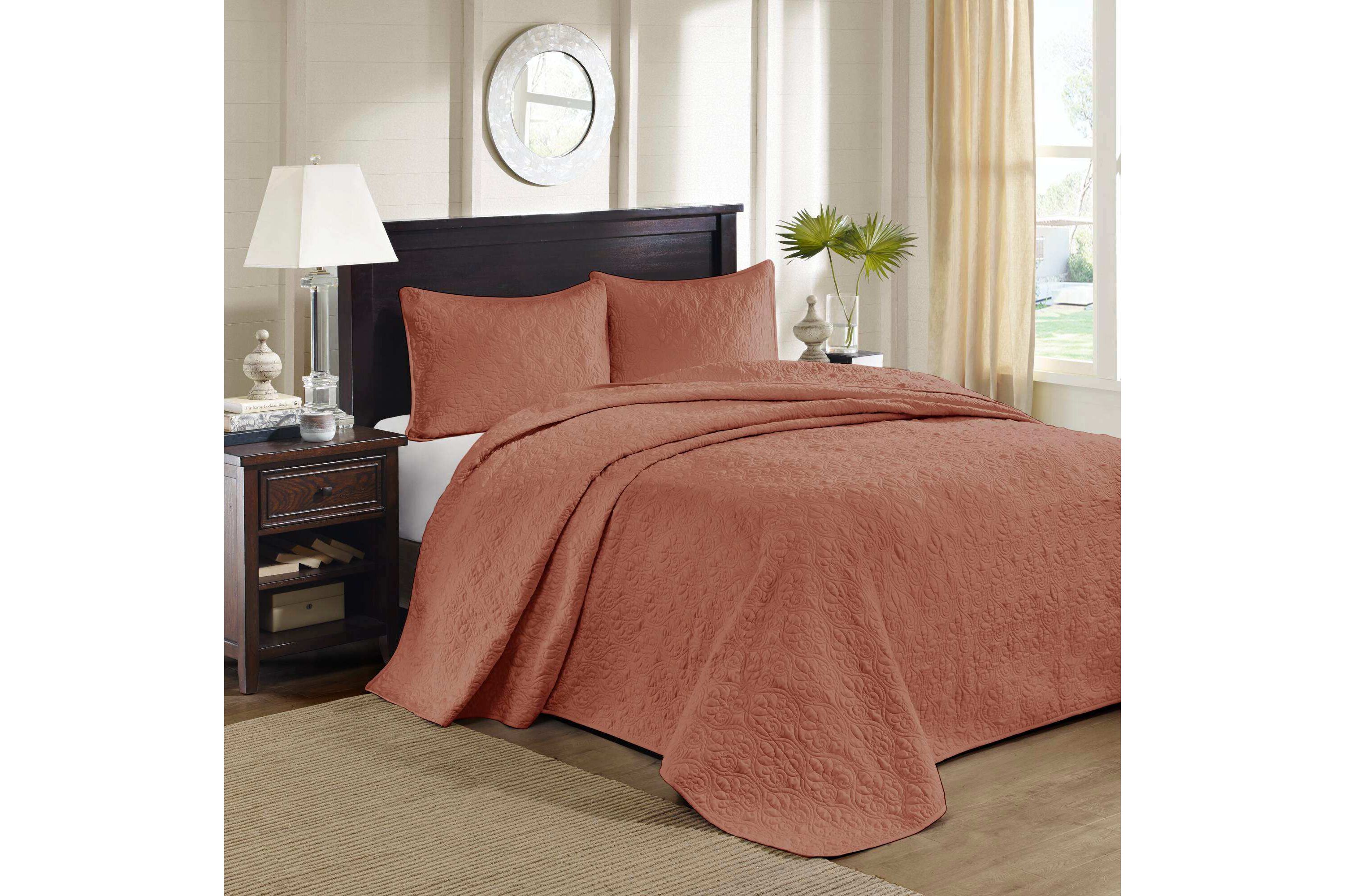 Quebec 3 Piece Reversible Quilt Set