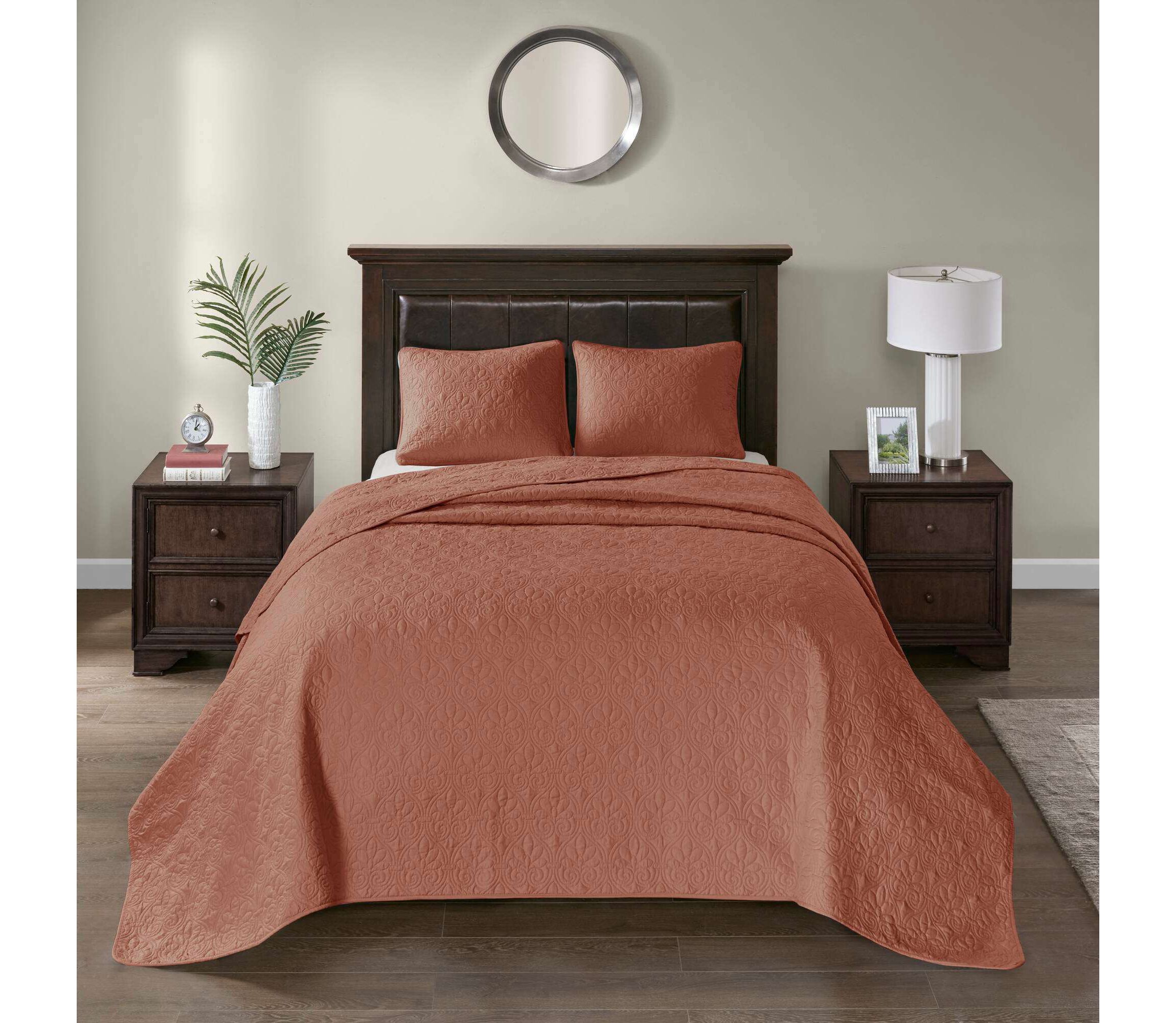 Quebec 3 Piece Reversible Quilt Set