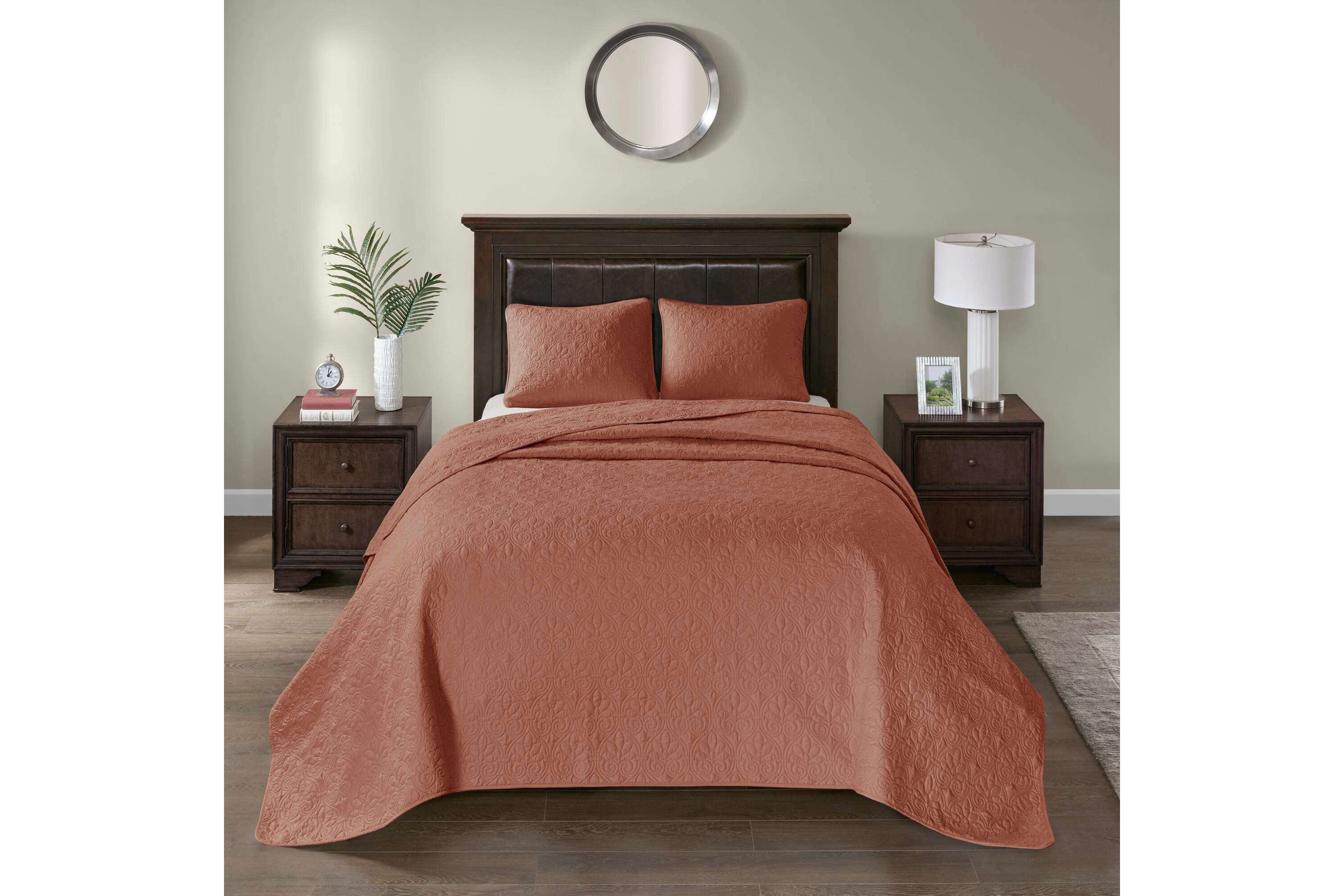 Quebec 3 Piece Reversible Quilt Set