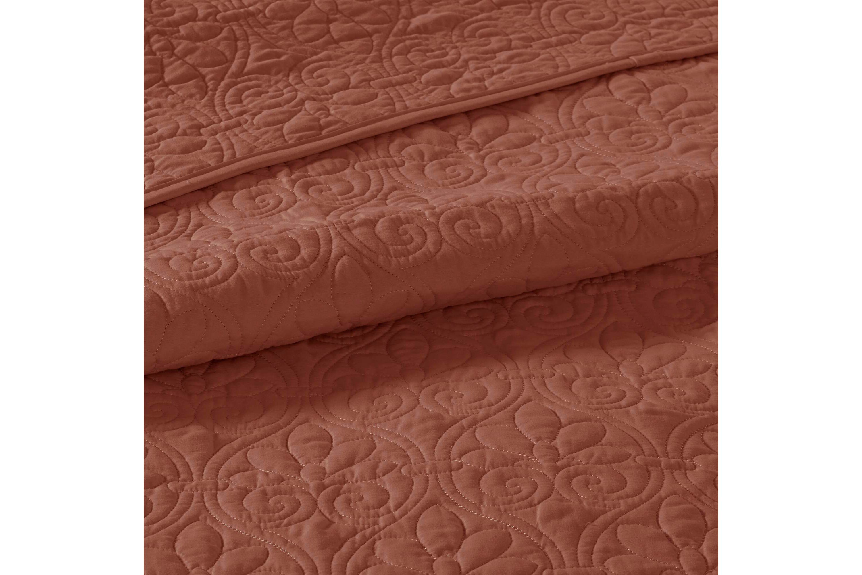 Quebec 3 Piece Reversible Quilt Set