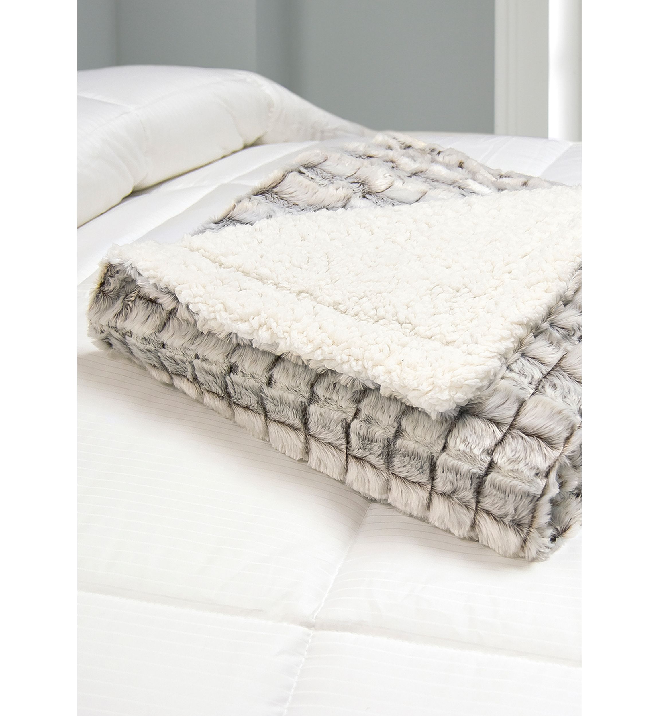 Micromink/Sherpa Reversible Throw