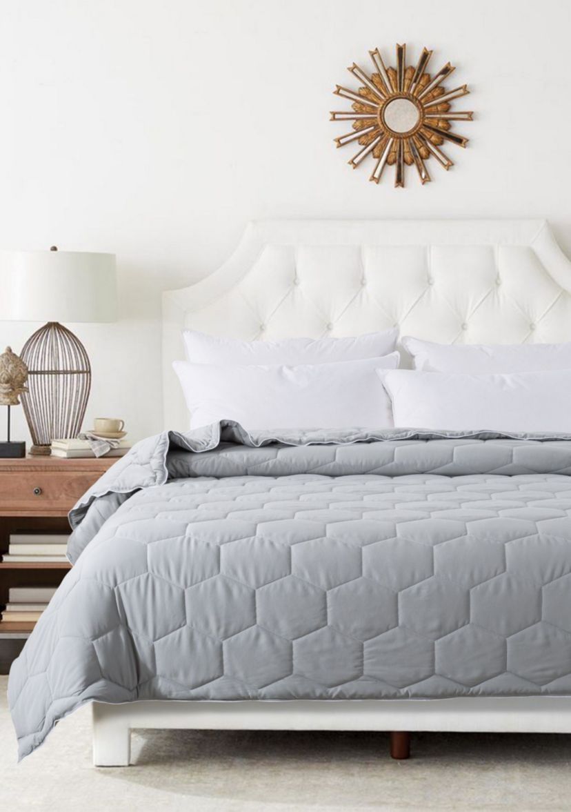 Honeycomb Color Contrast Stitched Down Alternative Blanket