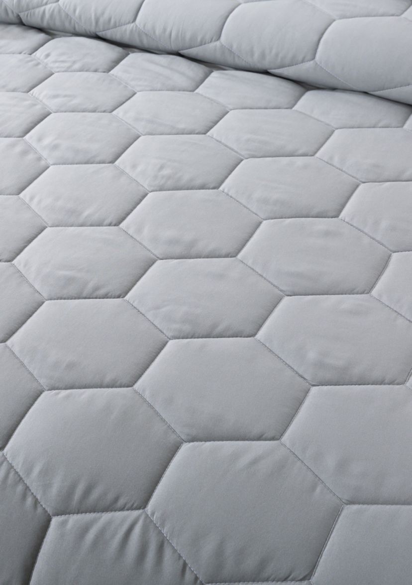 Honeycomb Color Contrast Stitched Down Alternative Blanket