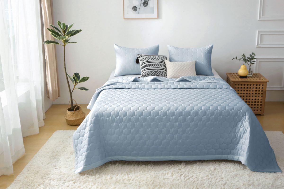 Better Style Home Microfiber Honeycomb Quilt Sets Full/Queen Size in Dewkist